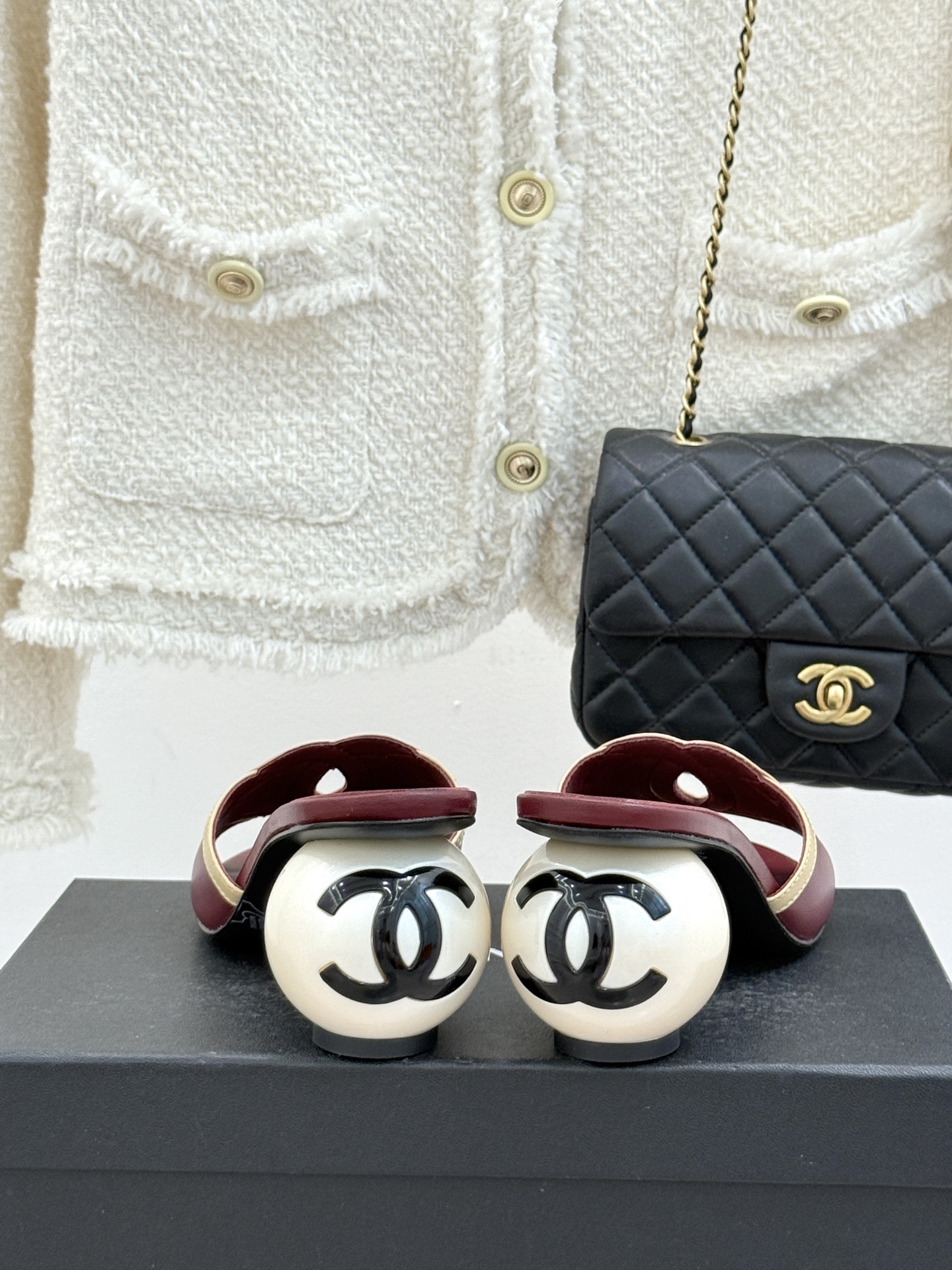 CHANE* ｜小香26S大双C镂空珍珠跟拖鞋以极简轮廓重启法式优雅。标志性大双C镂空设计 利落通透光影