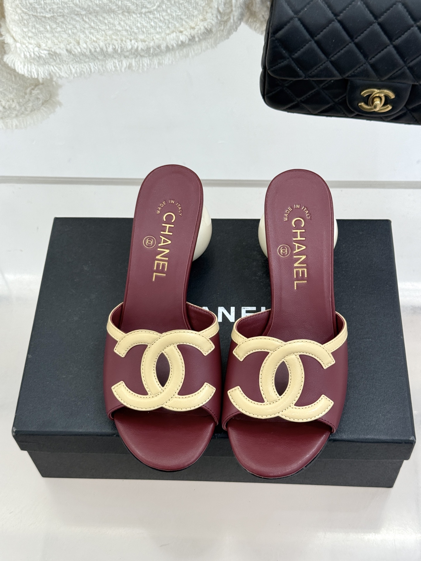 CHANE* ｜小香26S大双C镂空珍珠跟拖鞋以极简轮廓重启法式优雅。标志性大双C镂空设计 利落通透光影