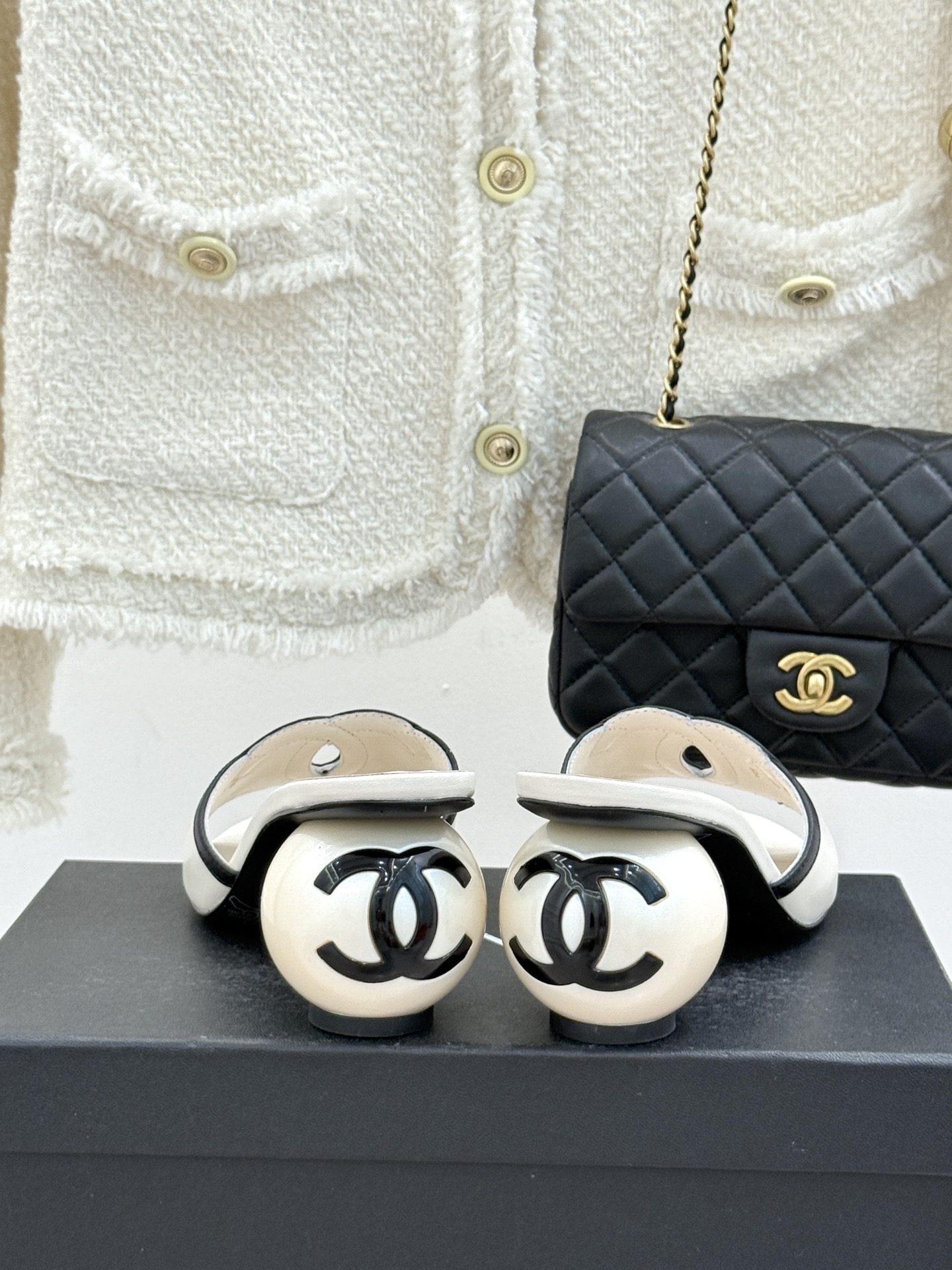 CHANE* ｜小香26S大双C镂空珍珠跟拖鞋以极简轮廓重启法式优雅。标志性大双C镂空设计 利落通透光影