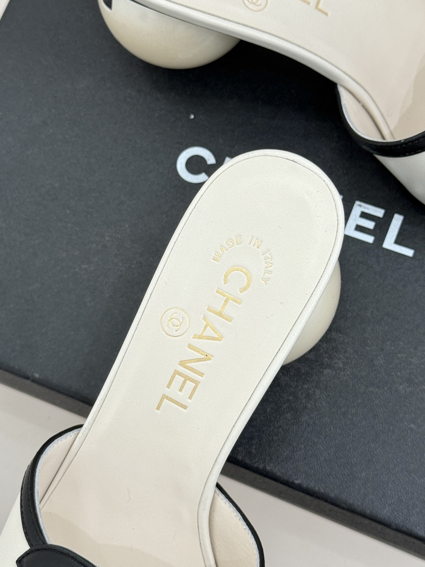 CHANE* ｜小香26S大双C镂空珍珠跟拖鞋以极简轮廓重启法式优雅。标志性大双C镂空设计 利落通透光影