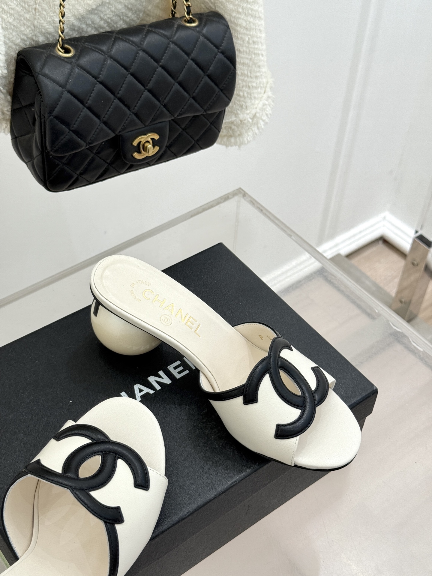 CHANE* ｜小香26S大双C镂空珍珠跟拖鞋以极简轮廓重启法式优雅。标志性大双C镂空设计 利落通透光影