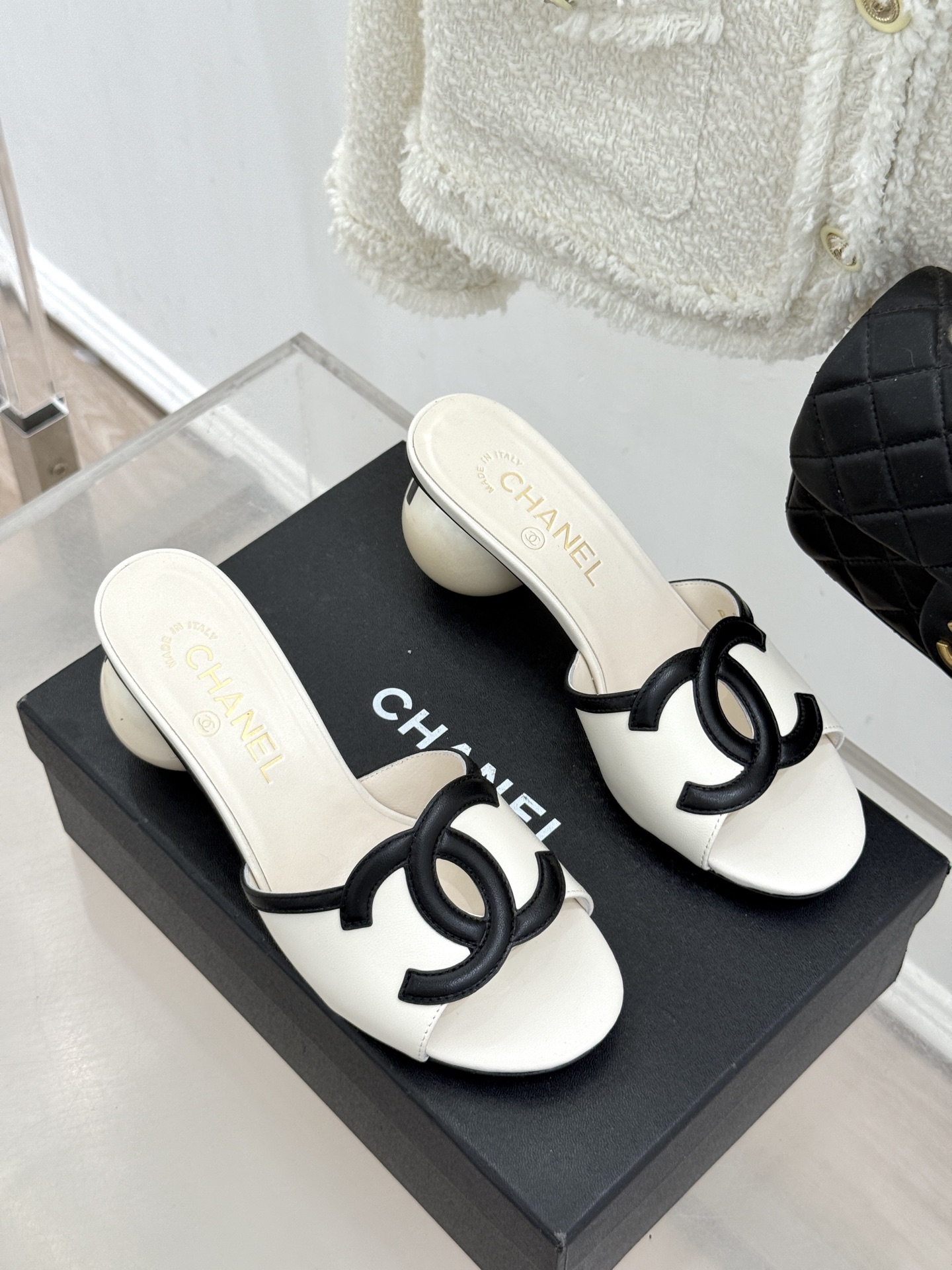 CHANE* ｜小香26S大双C镂空珍珠跟拖鞋以极简轮廓重启法式优雅。标志性大双C镂空设计 利落通透光影