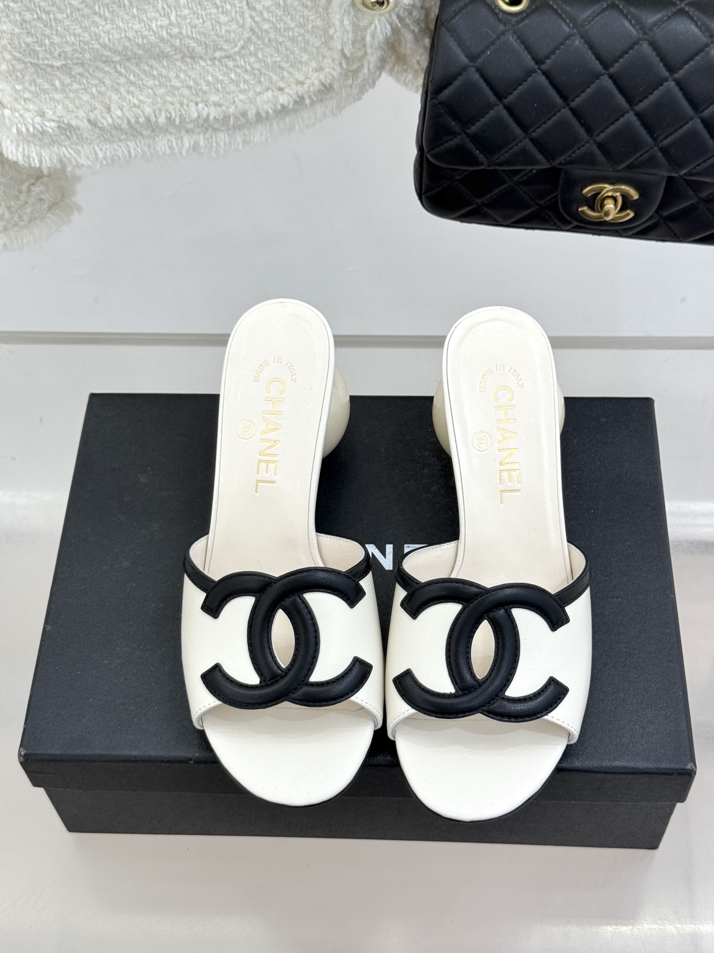 CHANE* ｜小香26S大双C镂空珍珠跟拖鞋以极简轮廓重启法式优雅。标志性大双C镂空设计 利落通透光影