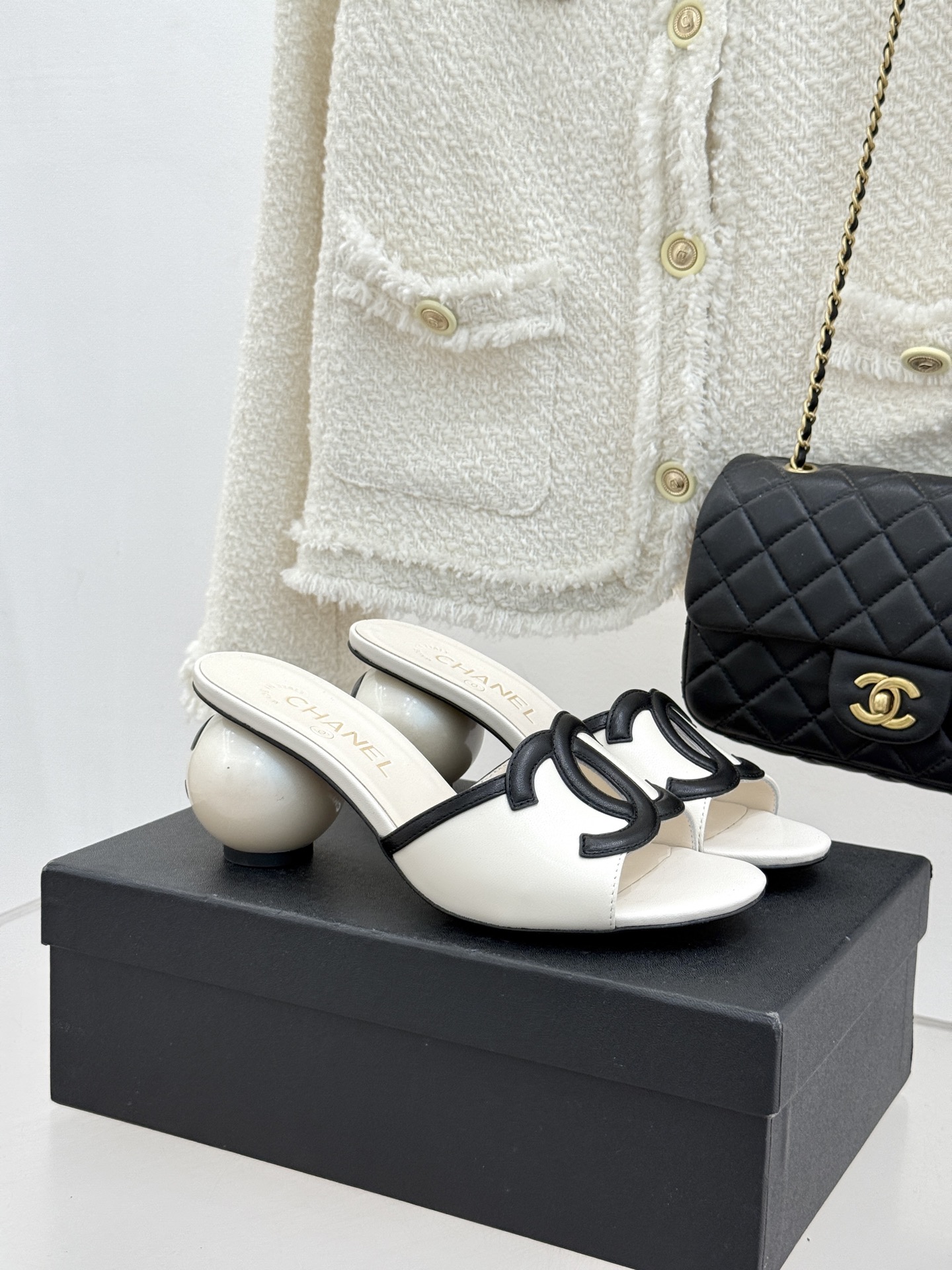 CHANE* ｜小香26S大双C镂空珍珠跟拖鞋以极简轮廓重启法式优雅。标志性大双C镂空设计 利落通透光影