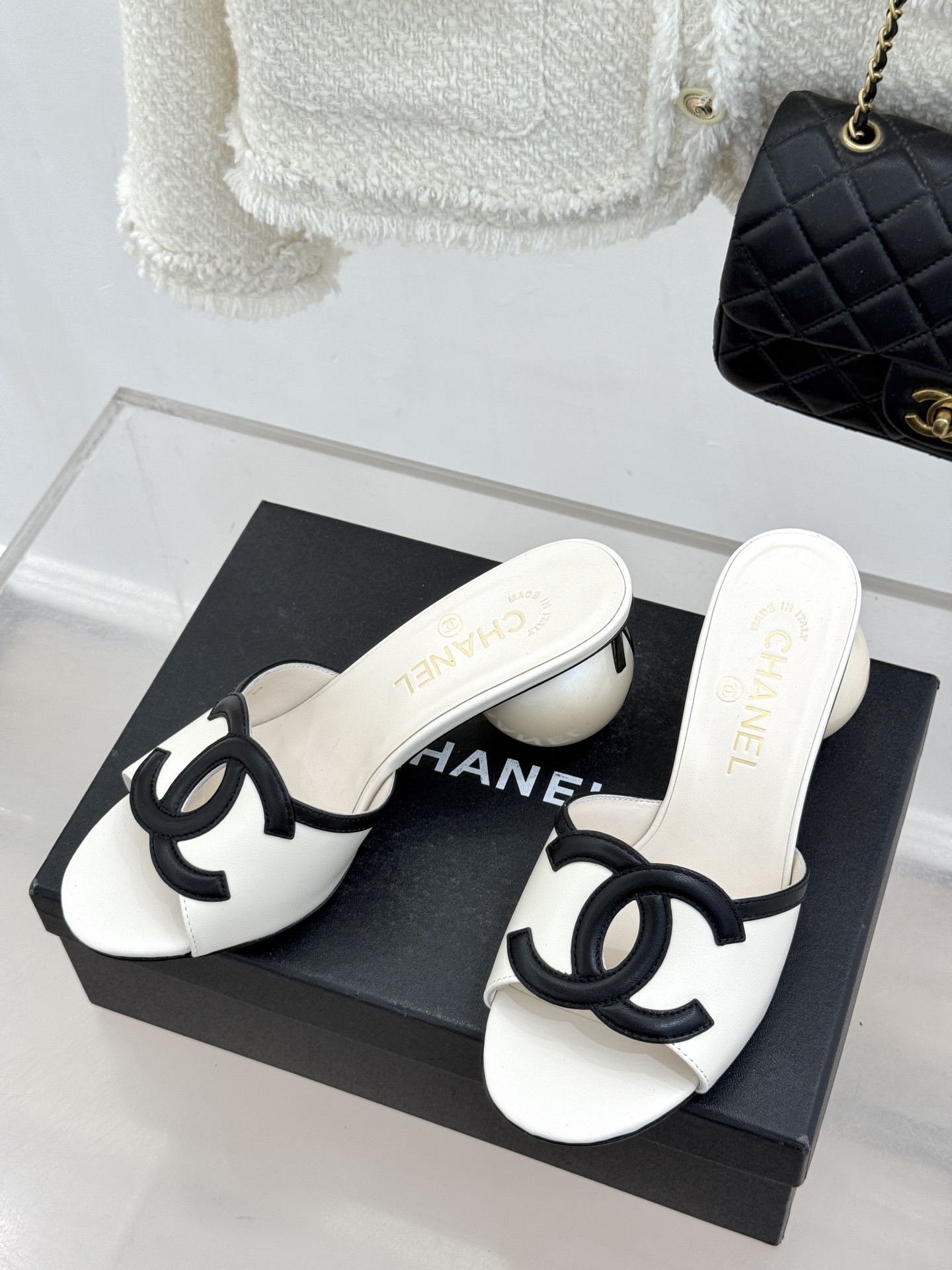 CHANE* ｜小香26S大双C镂空珍珠跟拖鞋以极简轮廓重启法式优雅。标志性大双C镂空设计 利落通透光影