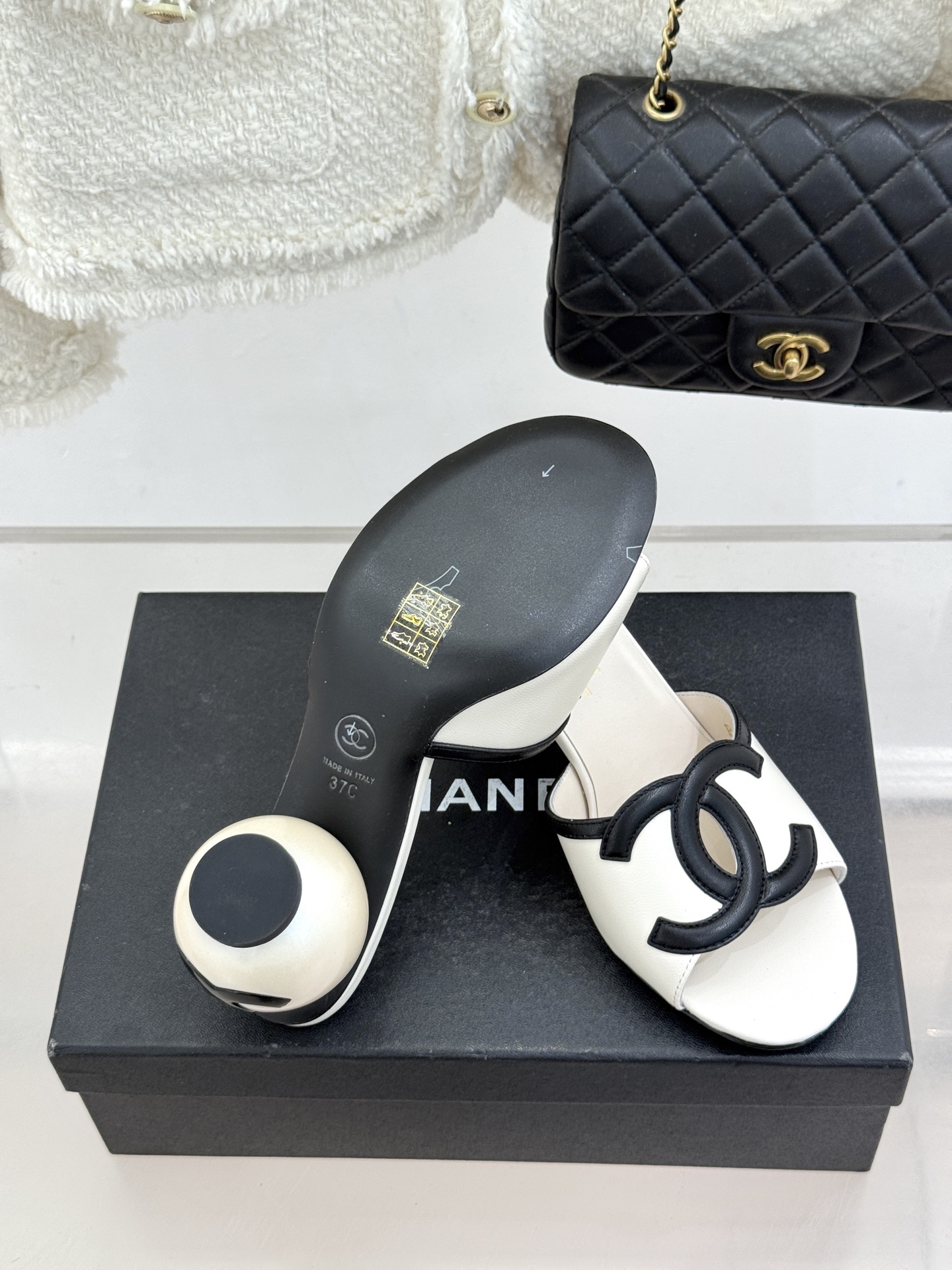 CHANE* ｜小香26S大双C镂空珍珠跟拖鞋以极简轮廓重启法式优雅。标志性大双C镂空设计 利落通透光影