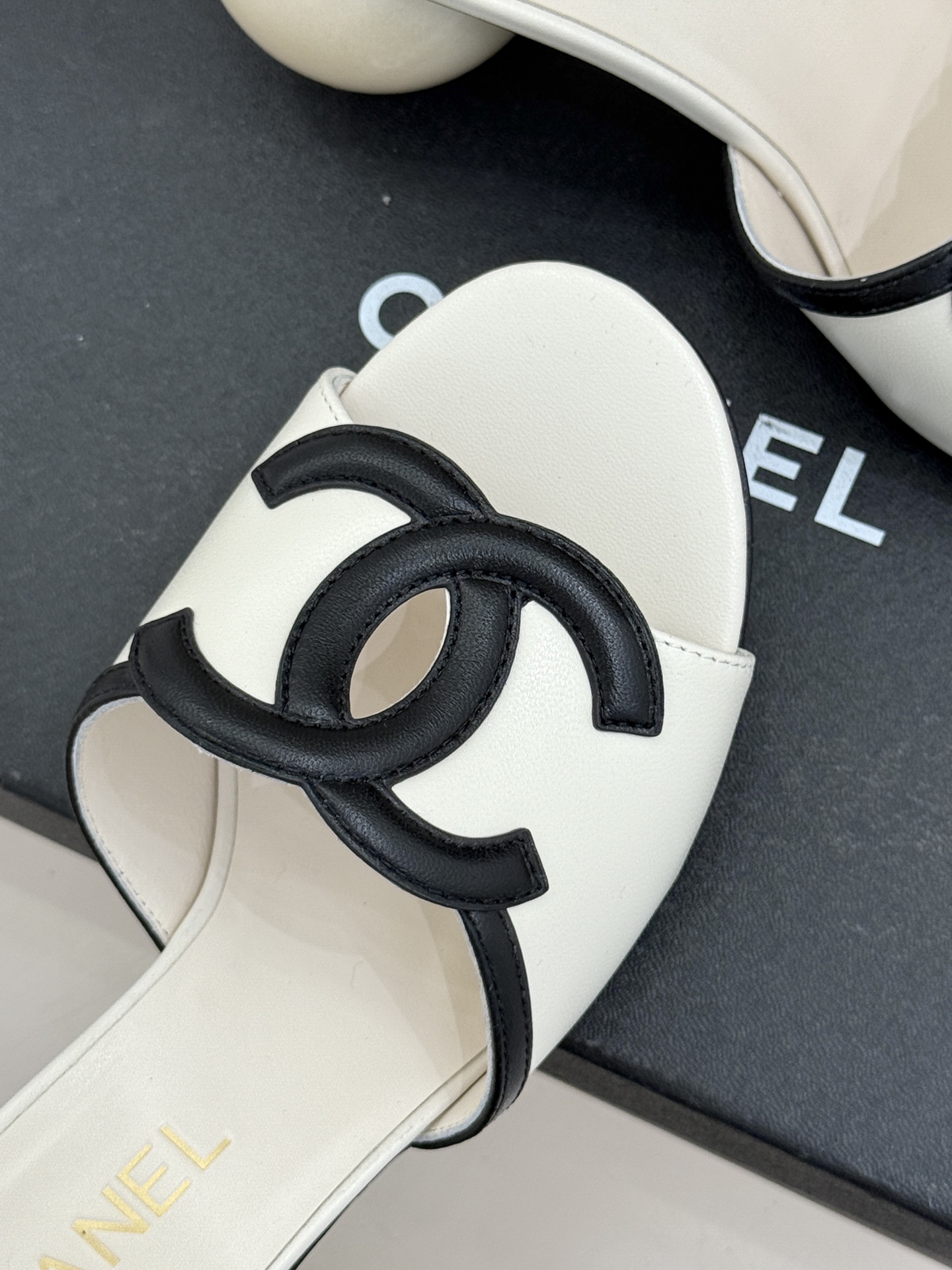 CHANE* ｜小香26S大双C镂空珍珠跟拖鞋以极简轮廓重启法式优雅。标志性大双C镂空设计 利落通透光影