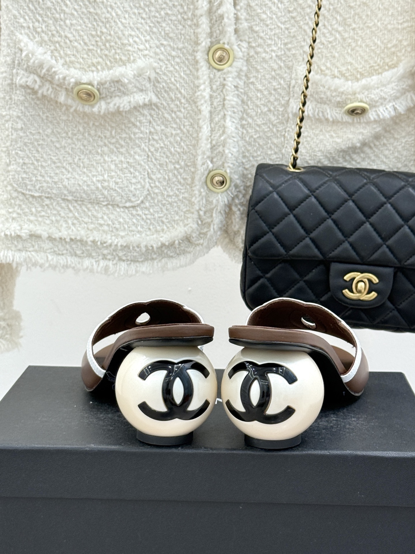 CHANE* ｜小香26S大双C镂空珍珠跟拖鞋以极简轮廓重启法式优雅。标志性大双C镂空设计 利落通透光影