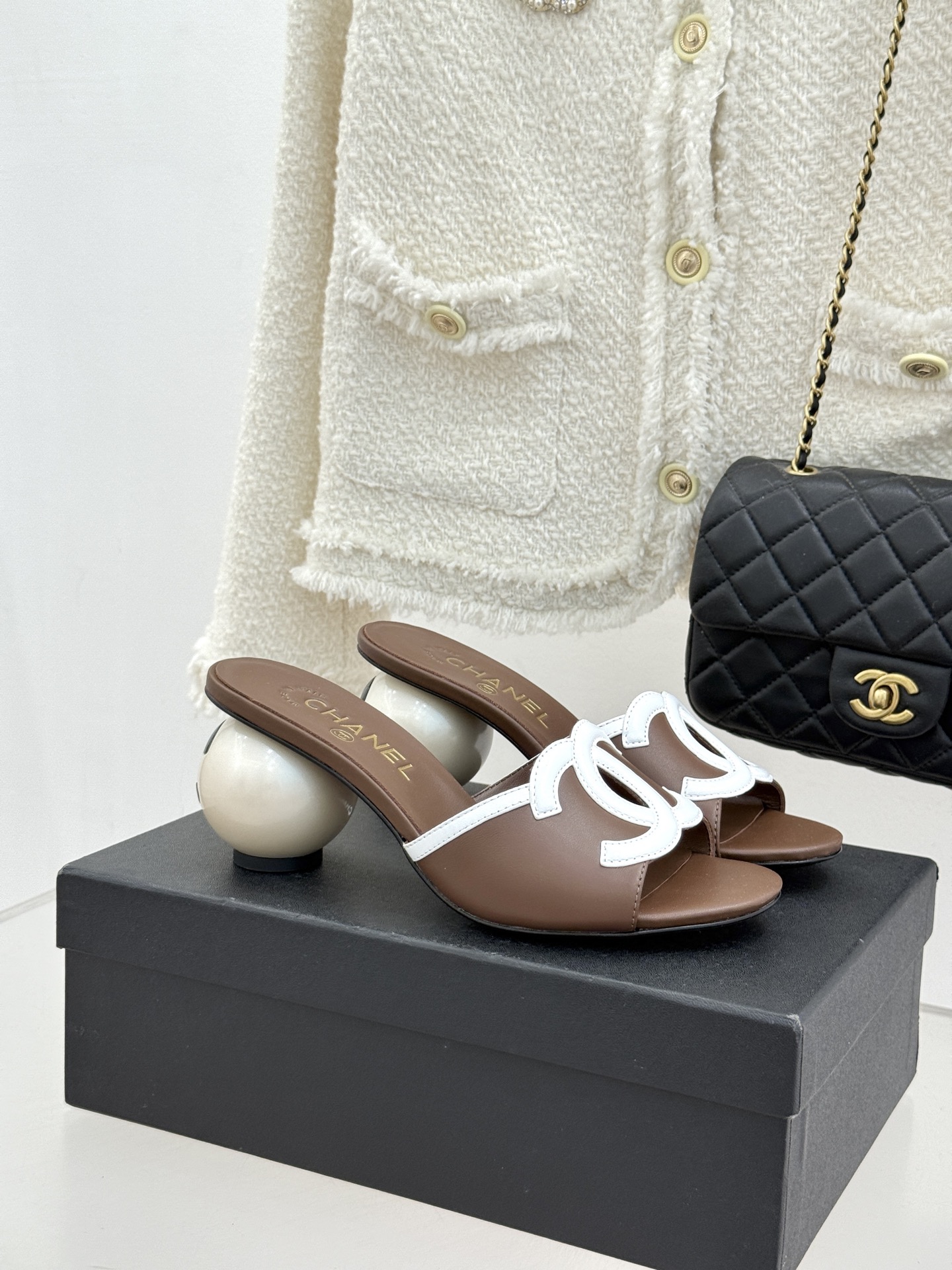 CHANE* ｜小香26S大双C镂空珍珠跟拖鞋以极简轮廓重启法式优雅。标志性大双C镂空设计 利落通透光影