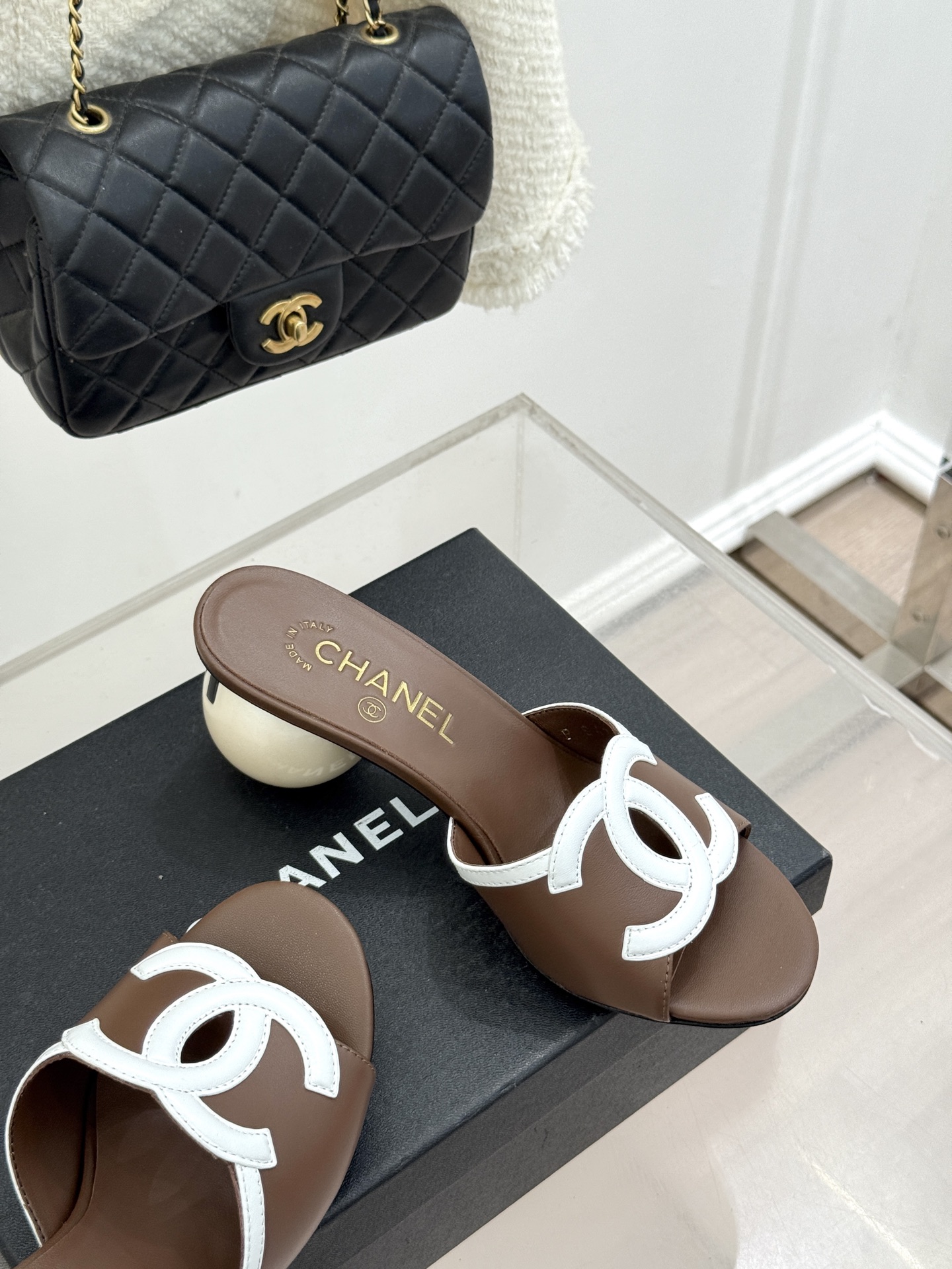 CHANE* ｜小香26S大双C镂空珍珠跟拖鞋以极简轮廓重启法式优雅。标志性大双C镂空设计 利落通透光影