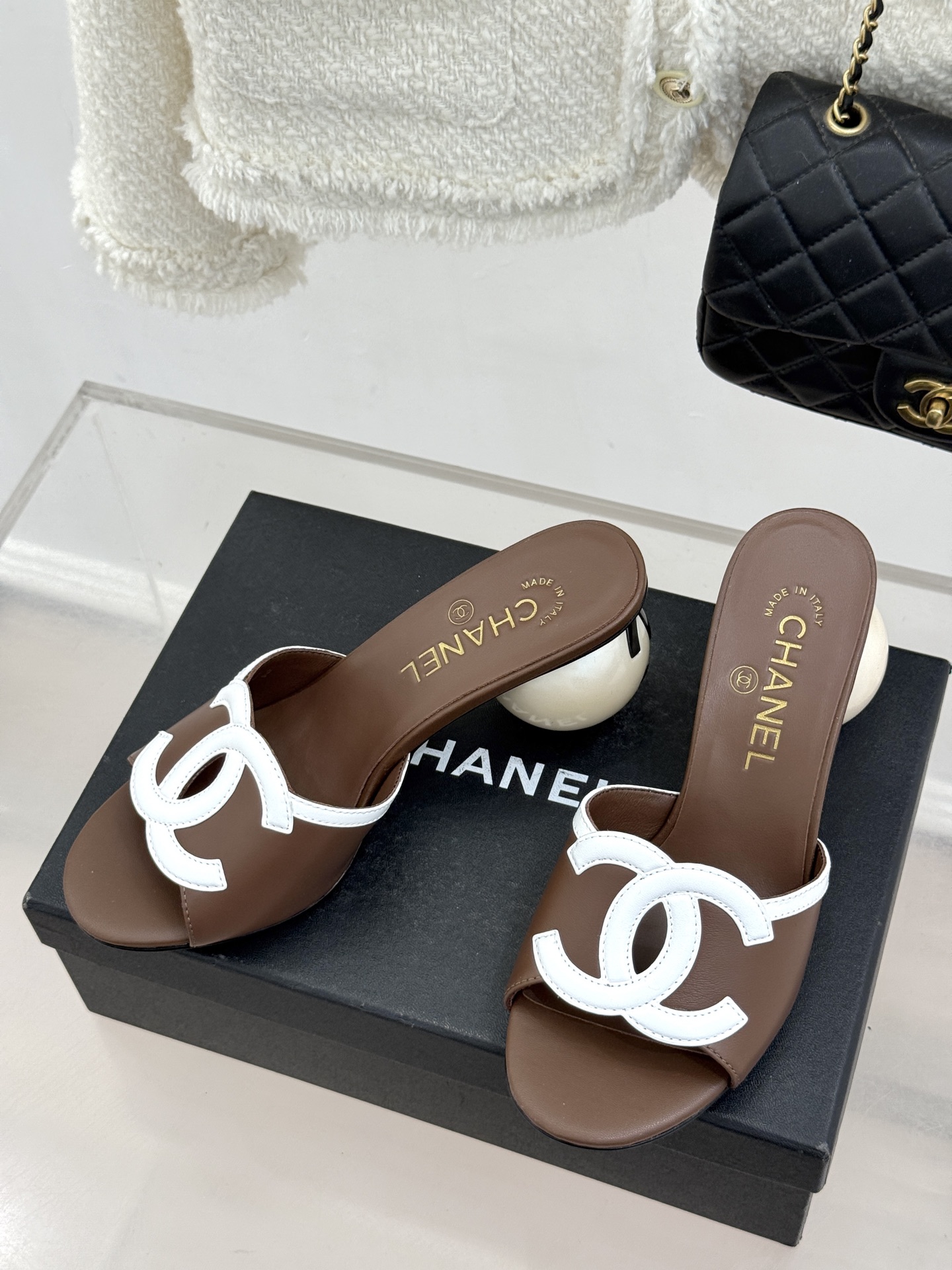 CHANE* ｜小香26S大双C镂空珍珠跟拖鞋以极简轮廓重启法式优雅。标志性大双C镂空设计 利落通透光影