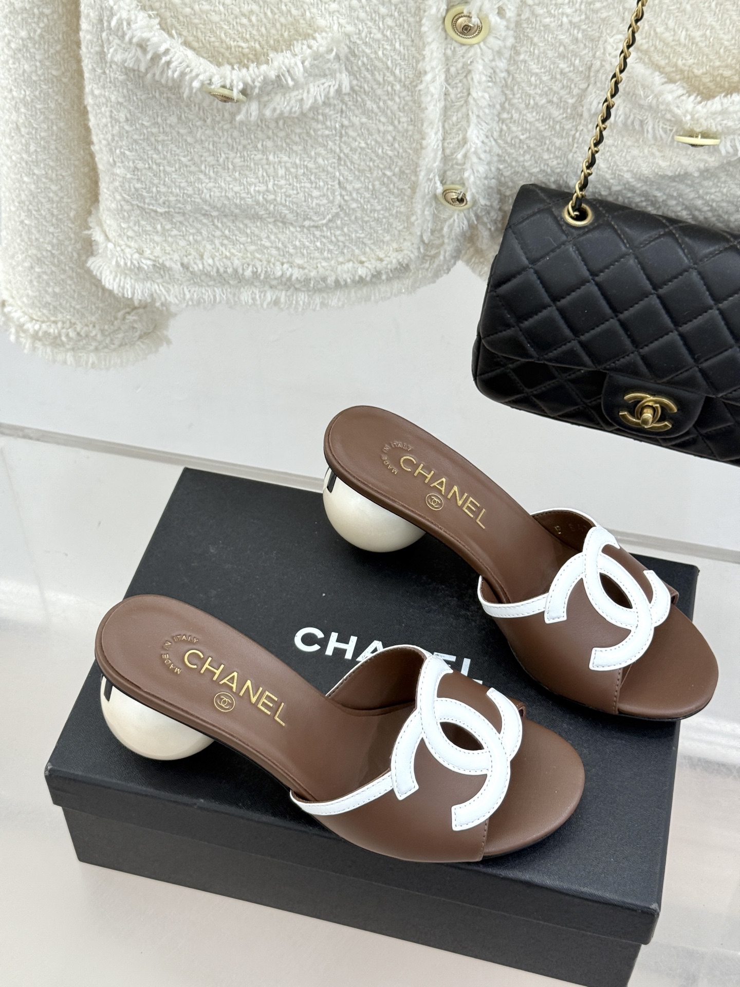 CHANE* ｜小香26S大双C镂空珍珠跟拖鞋以极简轮廓重启法式优雅。标志性大双C镂空设计 利落通透光影