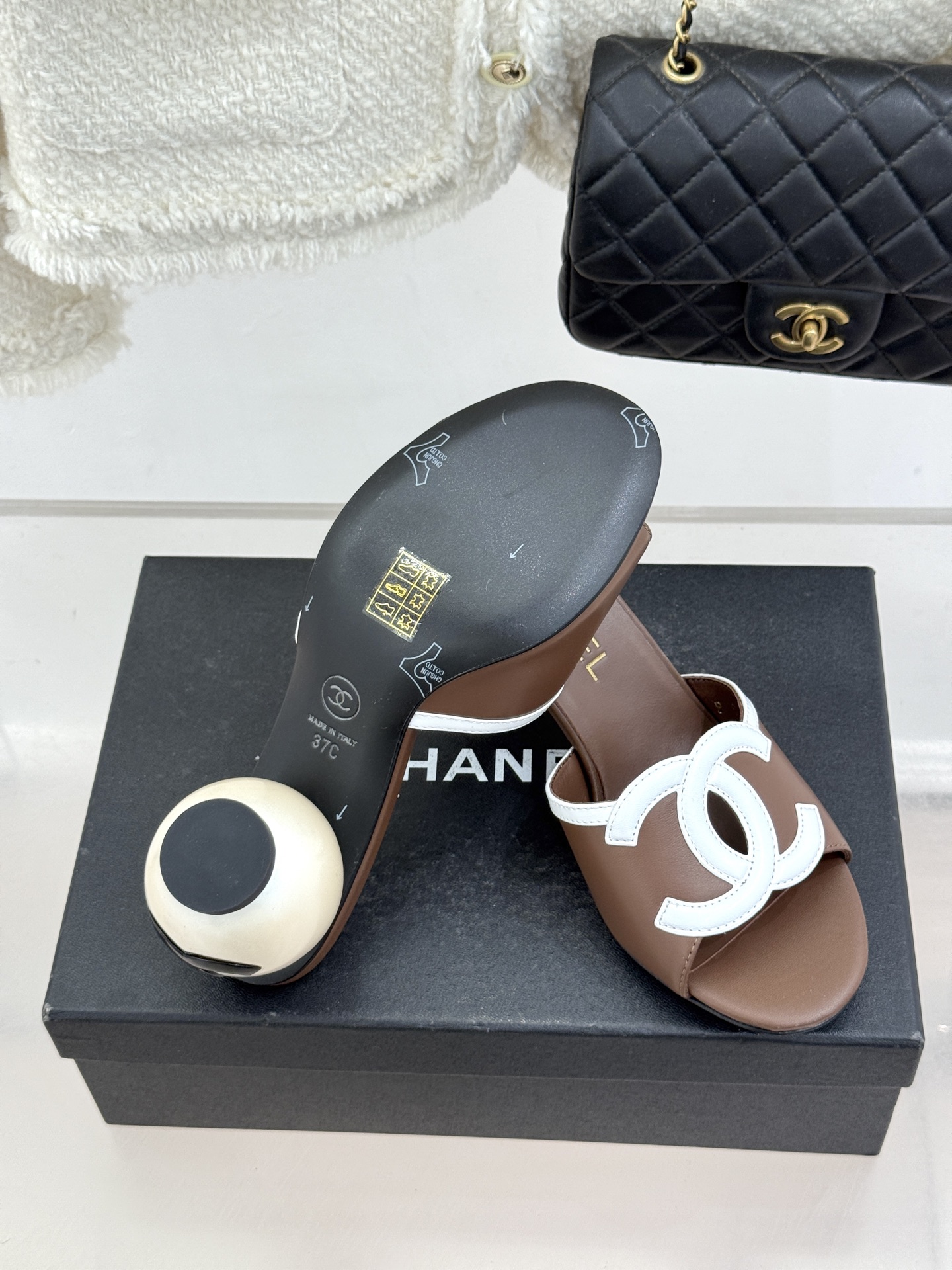 CHANE* ｜小香26S大双C镂空珍珠跟拖鞋以极简轮廓重启法式优雅。标志性大双C镂空设计 利落通透光影