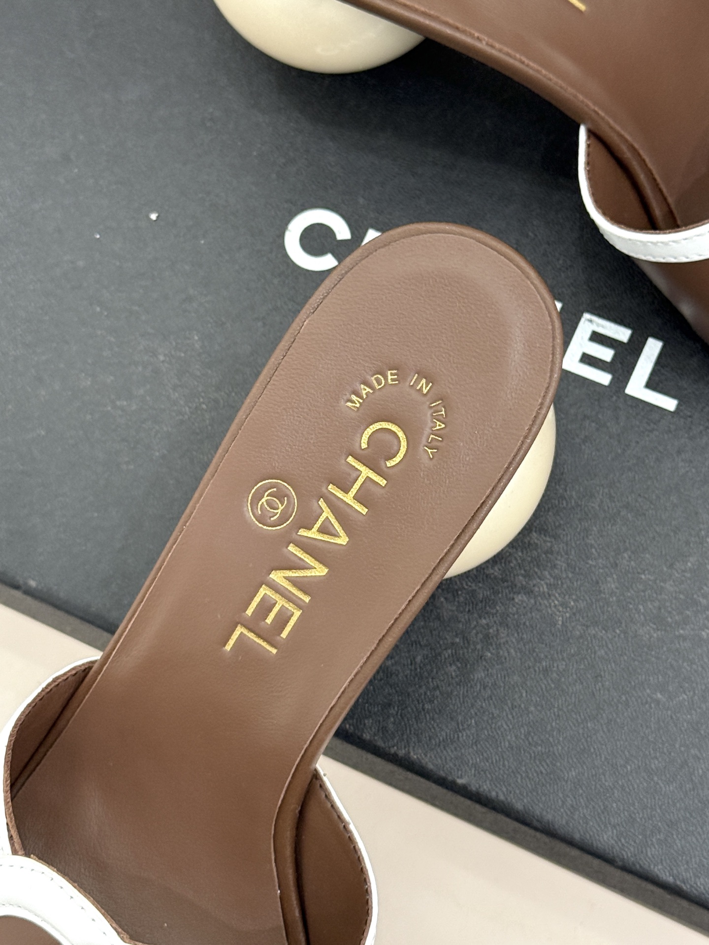 CHANE* ｜小香26S大双C镂空珍珠跟拖鞋以极简轮廓重启法式优雅。标志性大双C镂空设计 利落通透光影