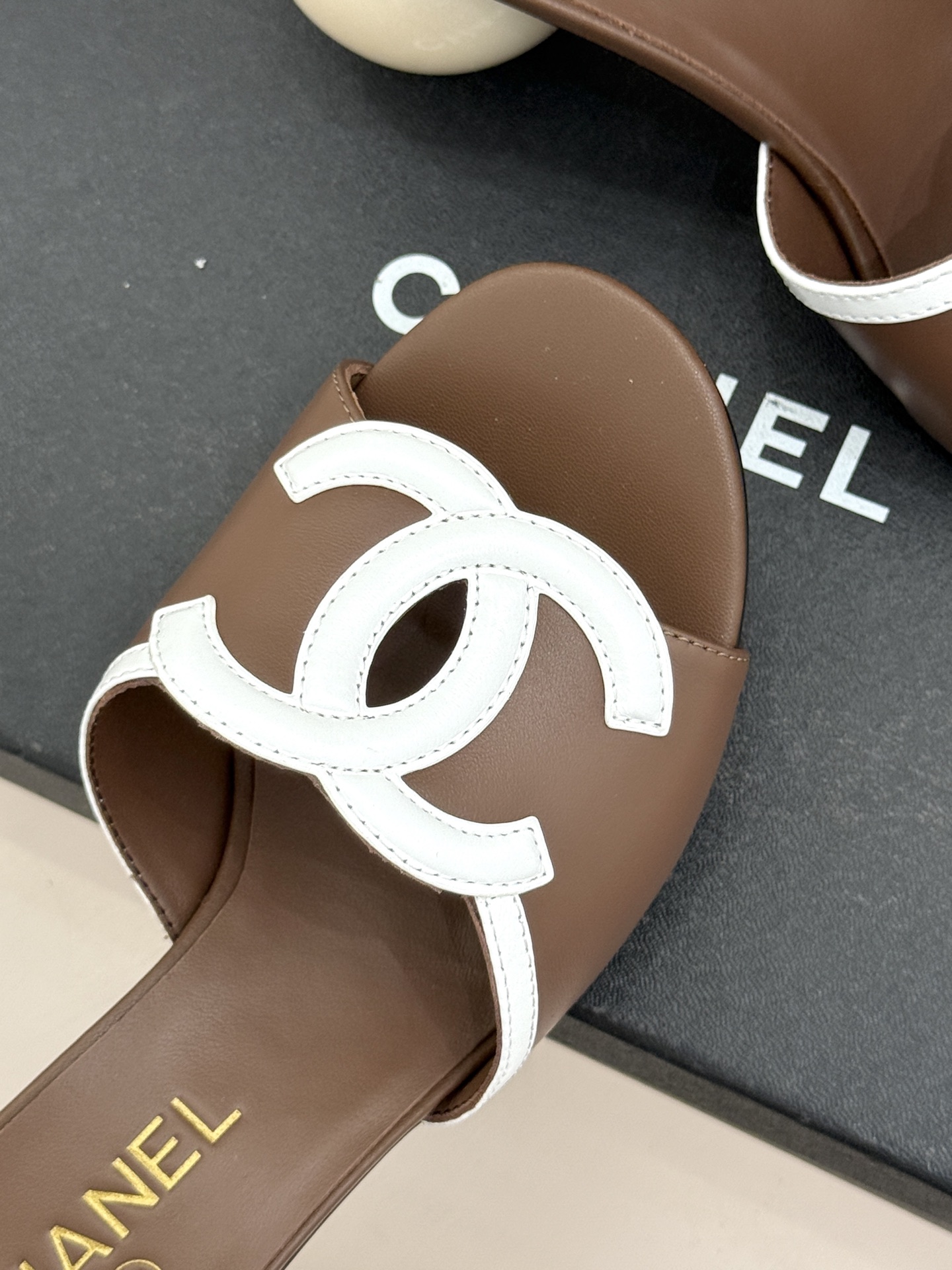 CHANE* ｜小香26S大双C镂空珍珠跟拖鞋以极简轮廓重启法式优雅。标志性大双C镂空设计 利落通透光影