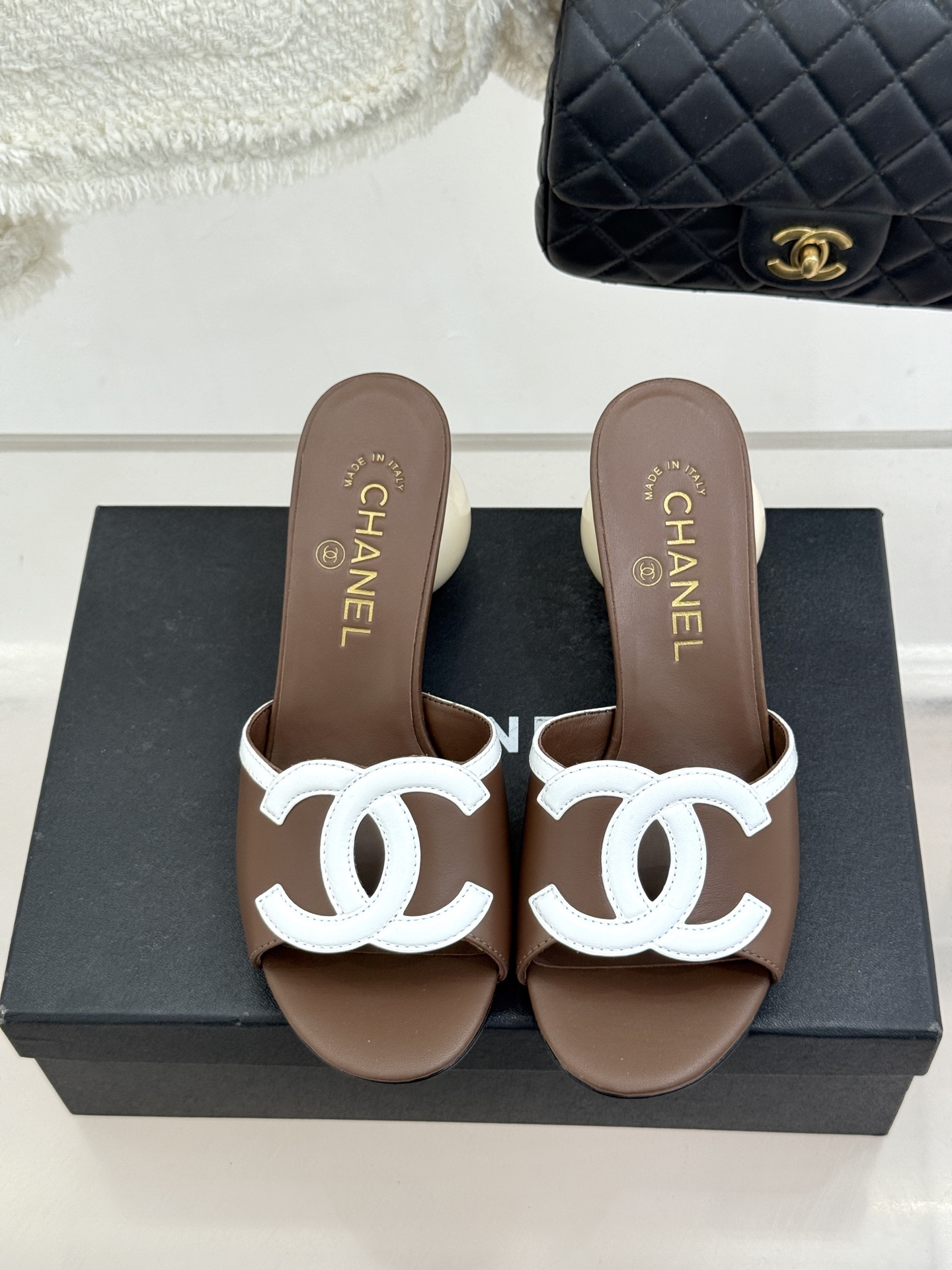 CHANE* ｜小香26S大双C镂空珍珠跟拖鞋以极简轮廓重启法式优雅。标志性大双C镂空设计 利落通透光影