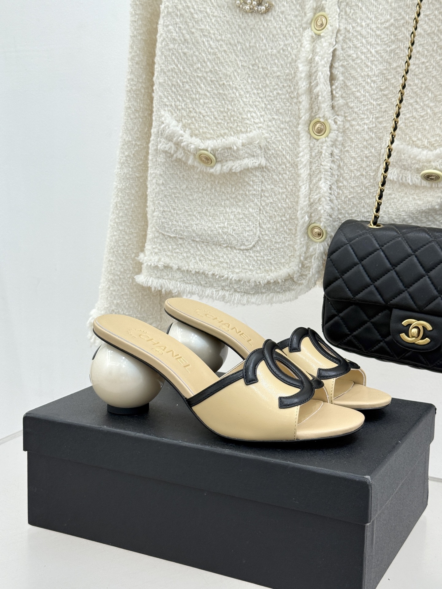 CHANE* ｜小香26S大双C镂空珍珠跟拖鞋以极简轮廓重启法式优雅。标志性大双C镂空设计 利落通透光影