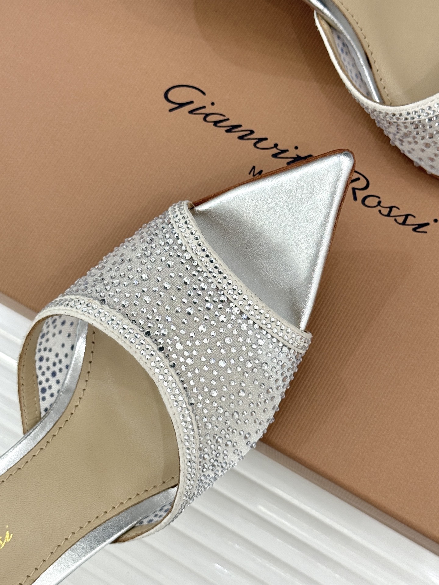 Gianvito Rossi26WF新品网纱水钻尖头高跟拖鞋 GR将意式优雅注入每一处细节这款网纱水钻尖