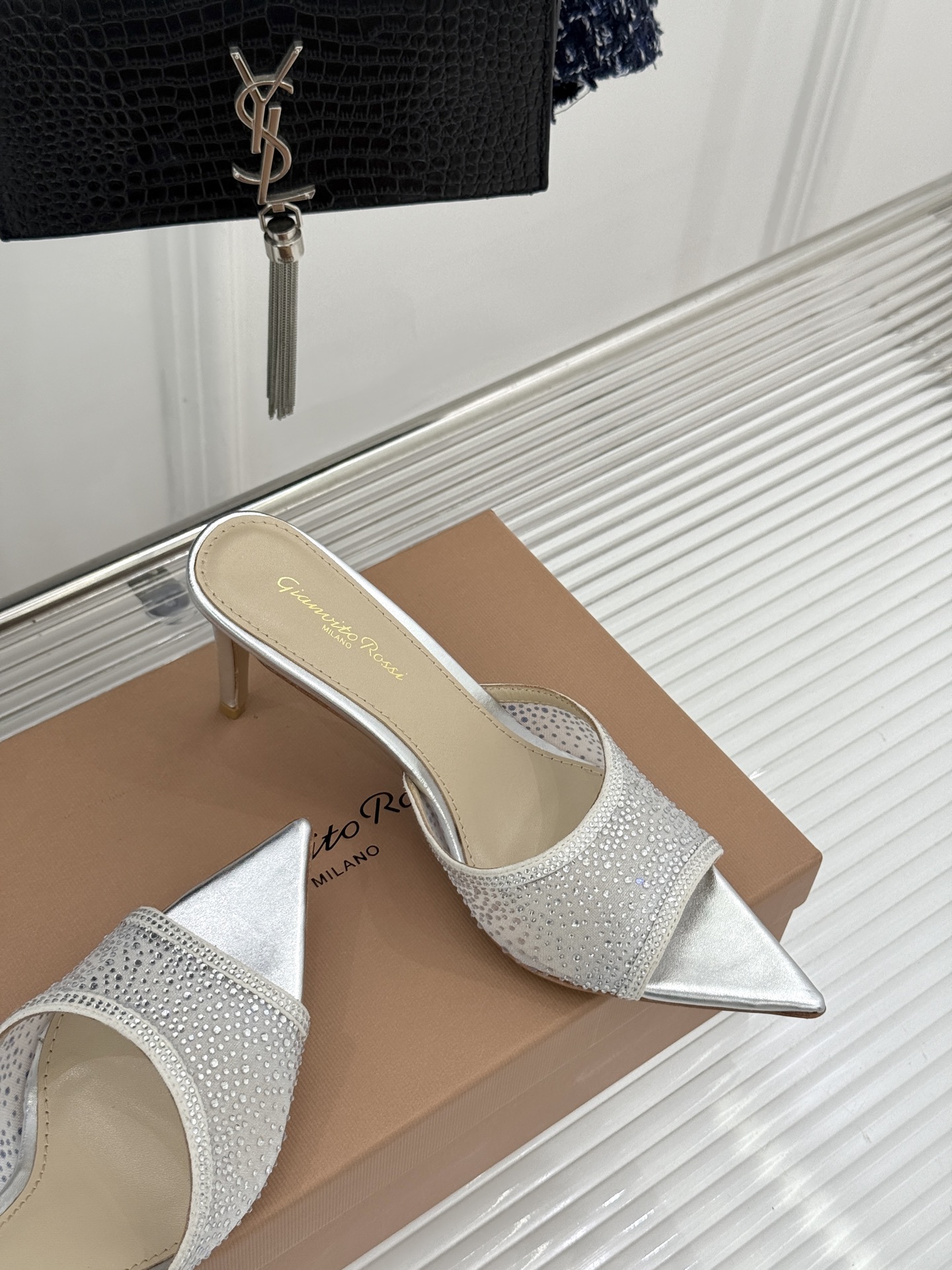 Gianvito Rossi26WF新品网纱水钻尖头高跟拖鞋 GR将意式优雅注入每一处细节这款网纱水钻尖