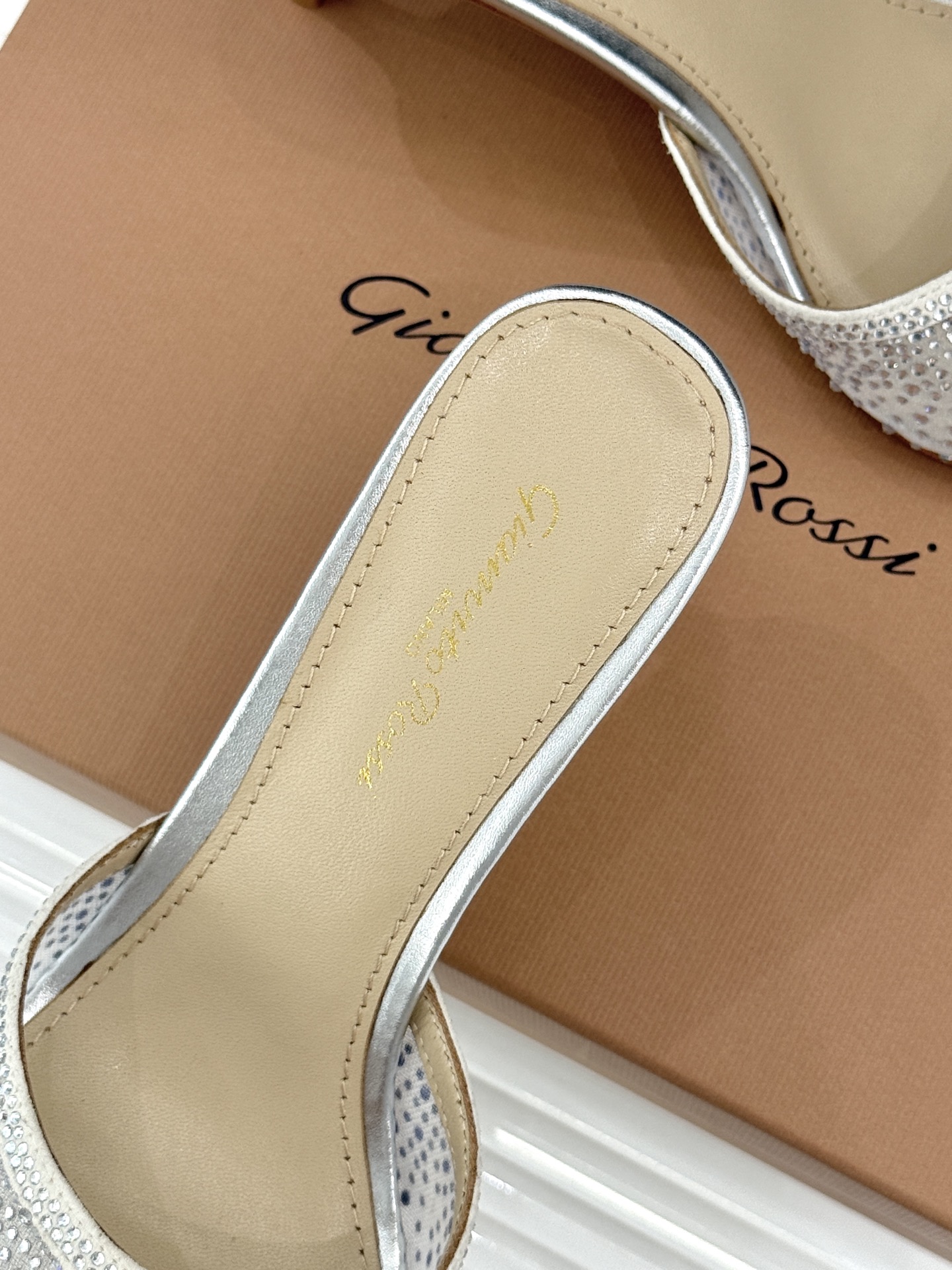 Gianvito Rossi26WF新品网纱水钻尖头高跟拖鞋 GR将意式优雅注入每一处细节这款网纱水钻尖