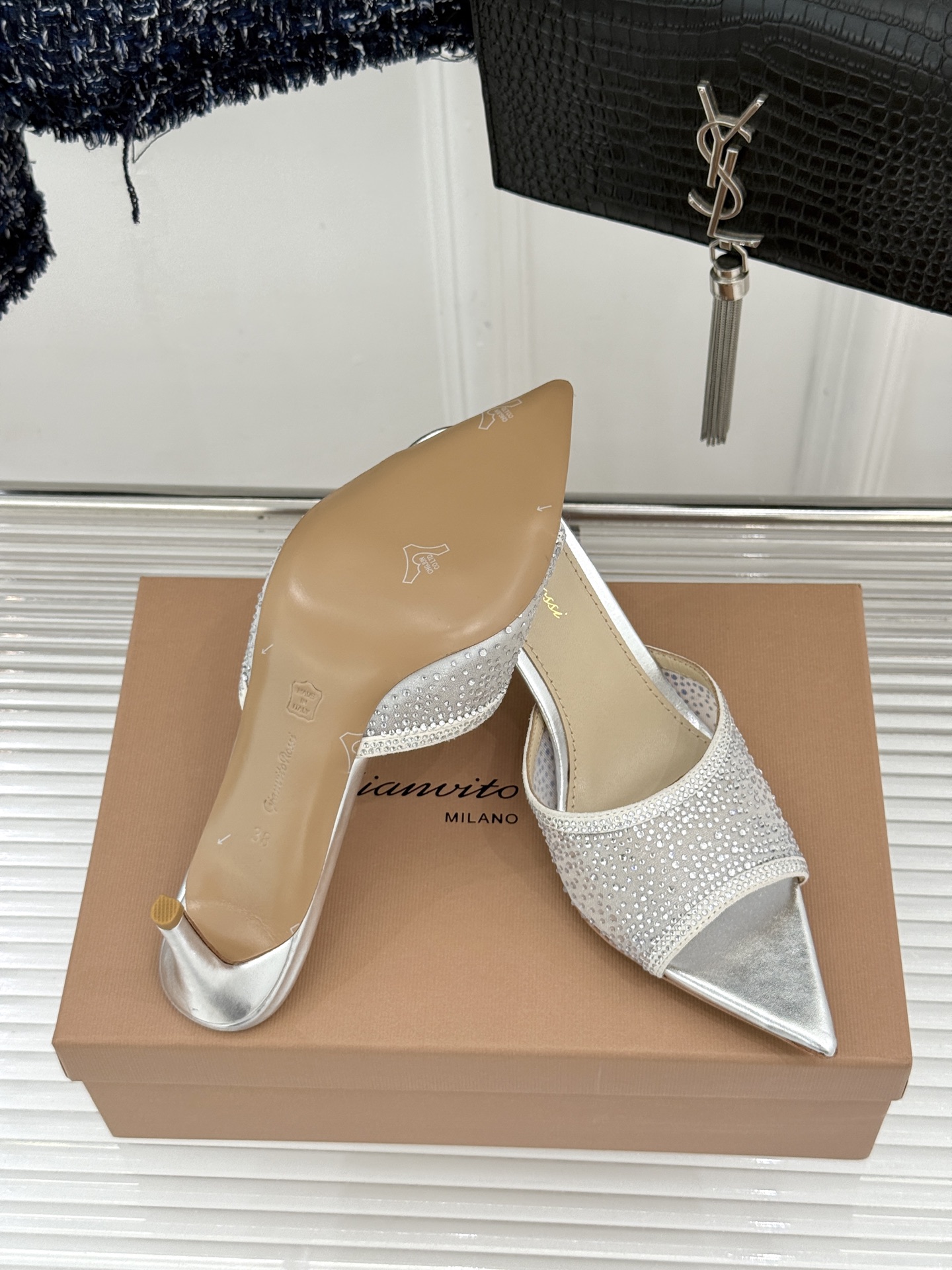 Gianvito Rossi26WF新品网纱水钻尖头高跟拖鞋 GR将意式优雅注入每一处细节这款网纱水钻尖