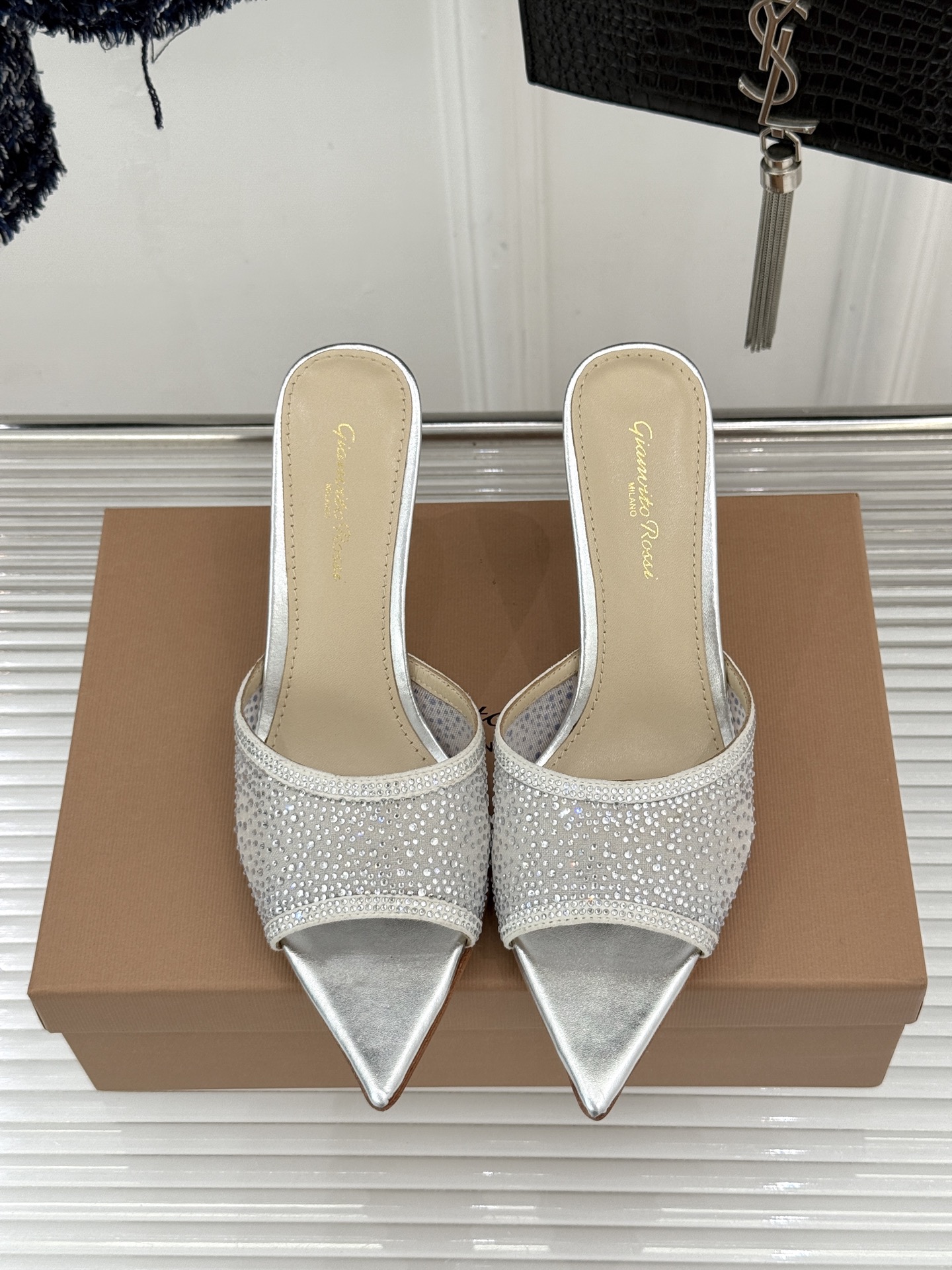 Gianvito Rossi26WF新品网纱水钻尖头高跟拖鞋 GR将意式优雅注入每一处细节这款网纱水钻尖