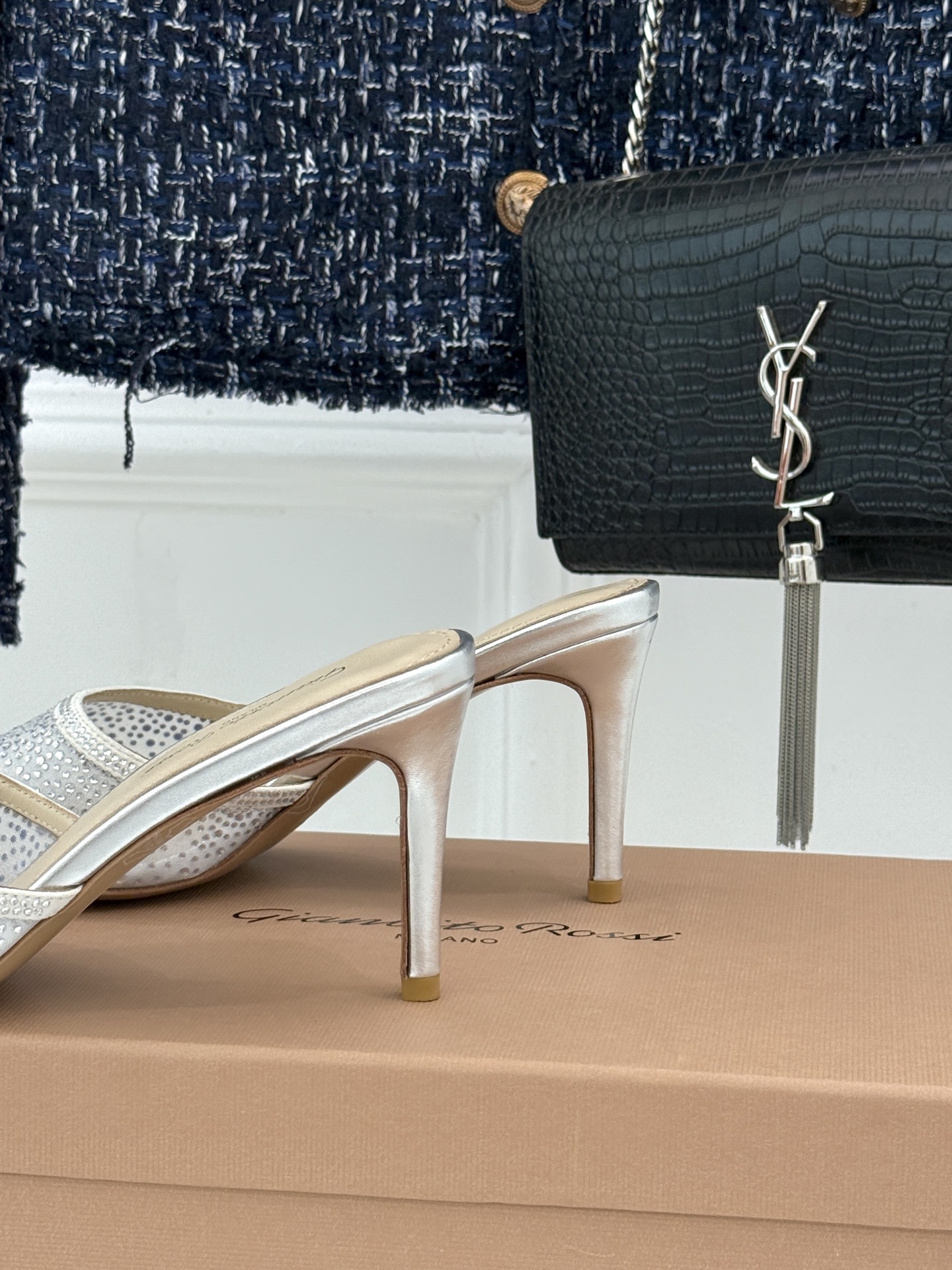 Gianvito Rossi26WF新品网纱水钻尖头高跟拖鞋 GR将意式优雅注入每一处细节这款网纱水钻尖