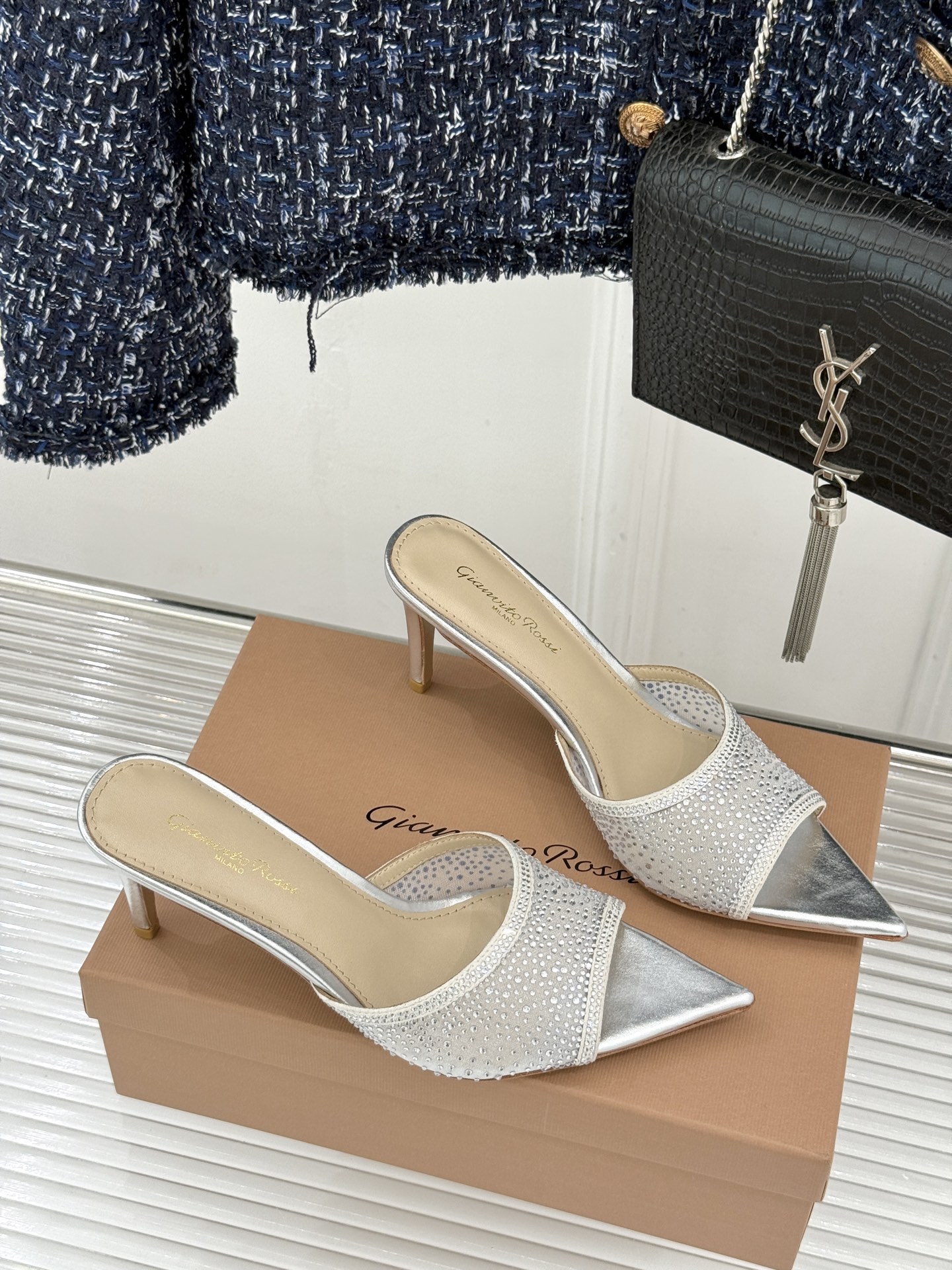 Gianvito Rossi26WF新品网纱水钻尖头高跟拖鞋 GR将意式优雅注入每一处细节这款网纱水钻尖