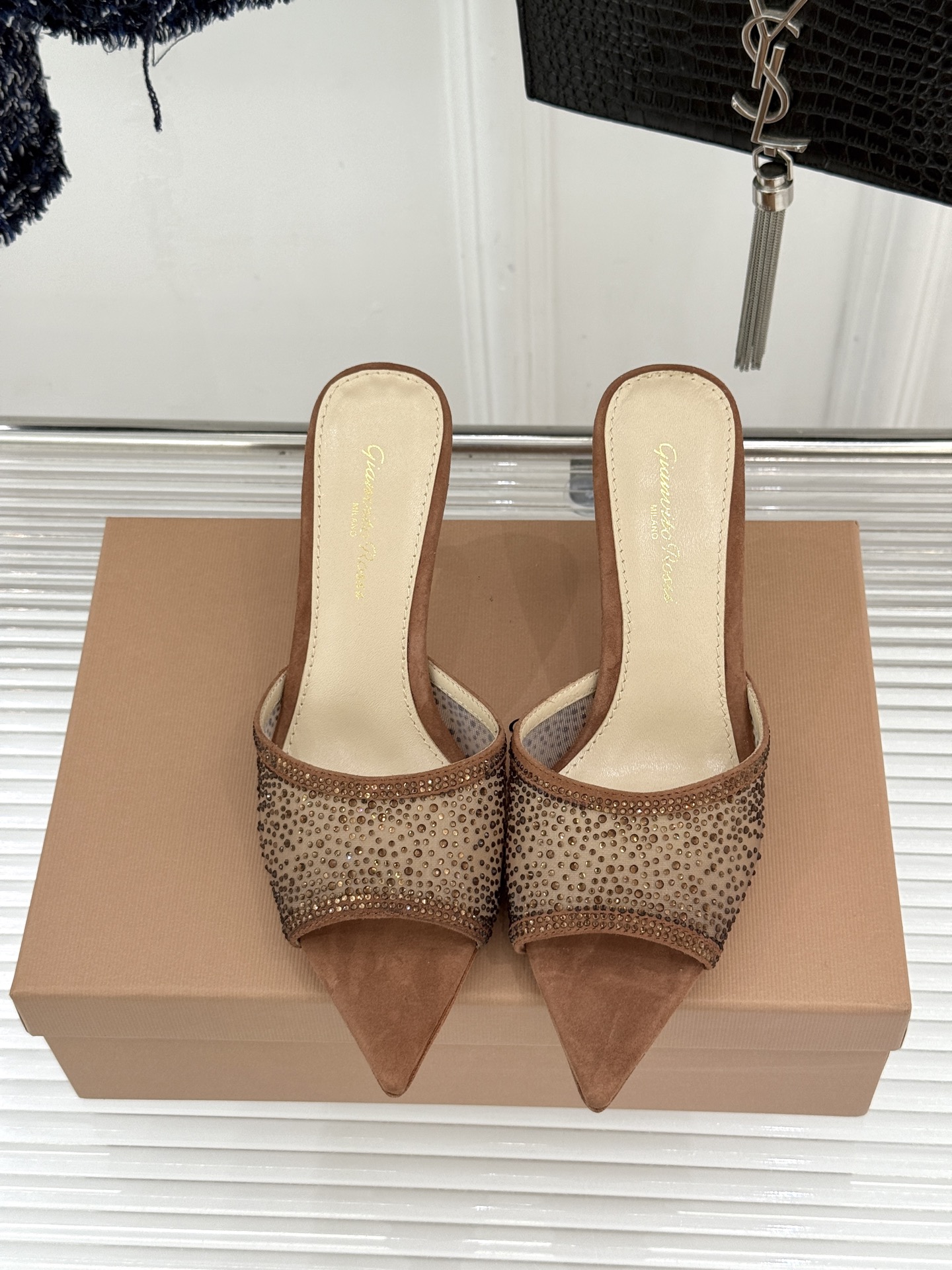 Gianvito Rossi26WF新品网纱水钻尖头高跟拖鞋 GR将意式优雅注入每一处细节这款网纱水钻尖