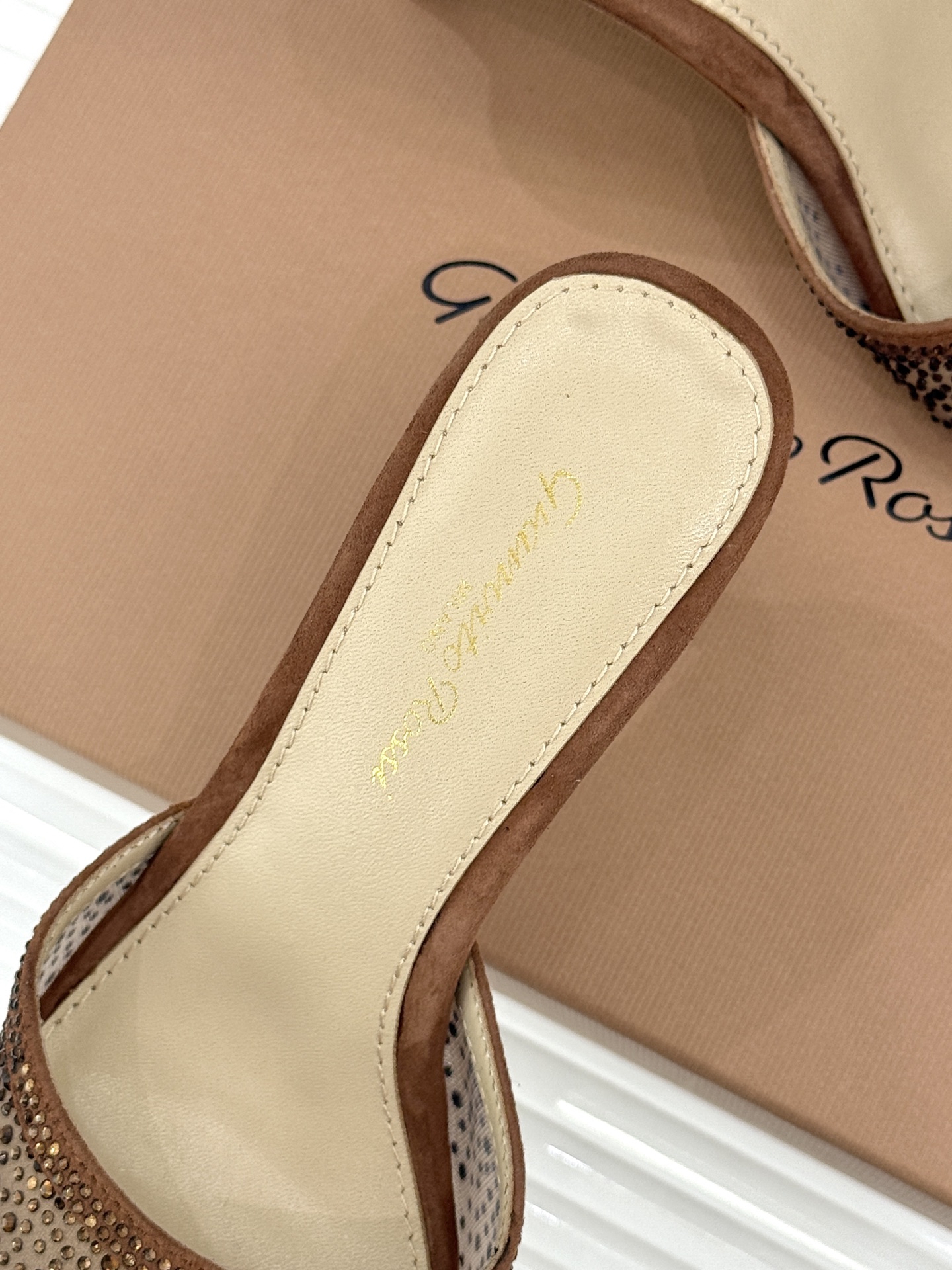 Gianvito Rossi26WF新品网纱水钻尖头高跟拖鞋 GR将意式优雅注入每一处细节这款网纱水钻尖