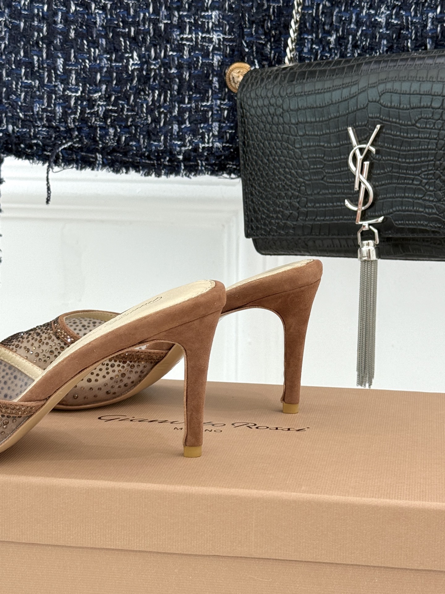 Gianvito Rossi26WF新品网纱水钻尖头高跟拖鞋 GR将意式优雅注入每一处细节这款网纱水钻尖