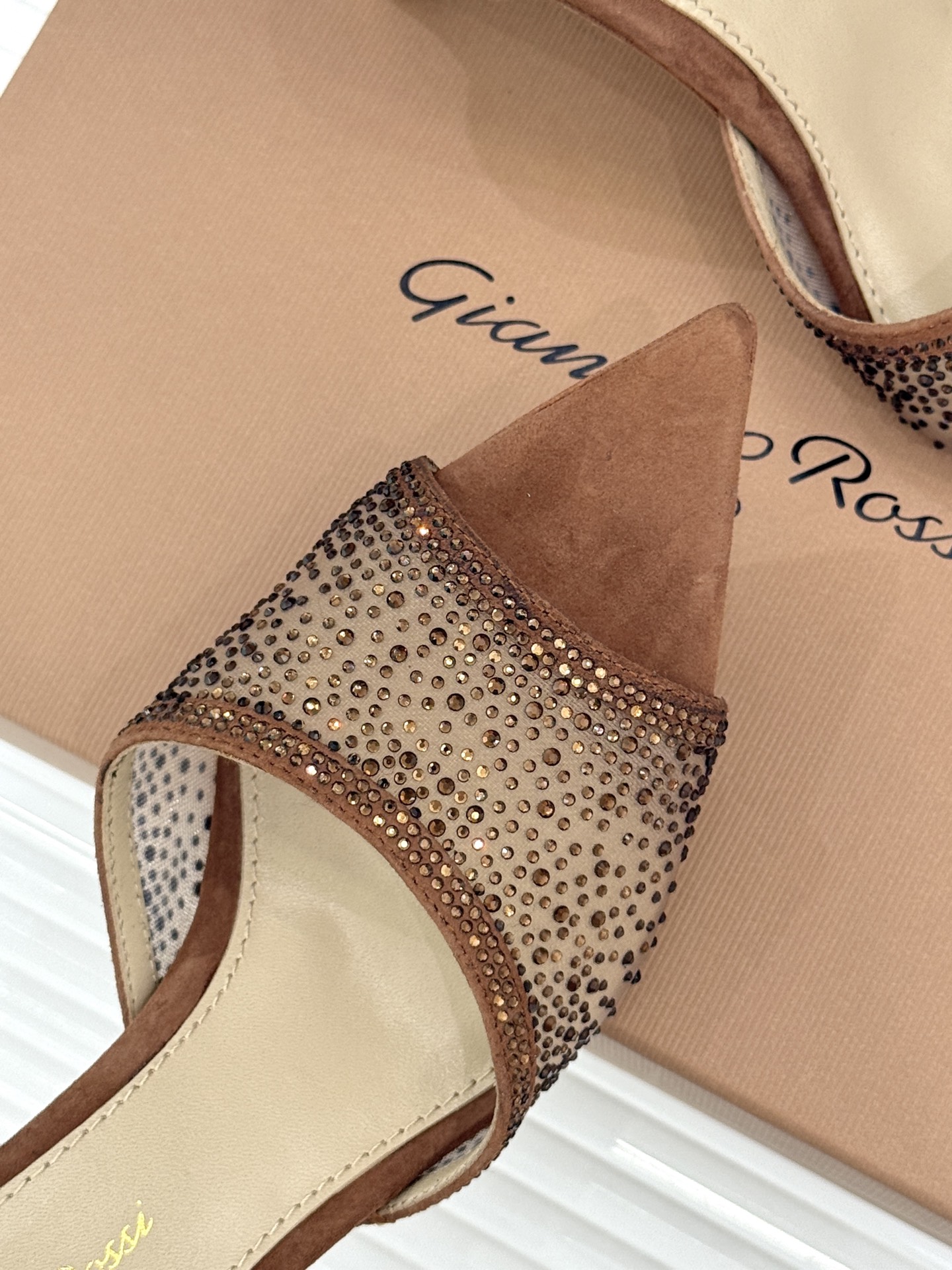 Gianvito Rossi26WF新品网纱水钻尖头高跟拖鞋 GR将意式优雅注入每一处细节这款网纱水钻尖