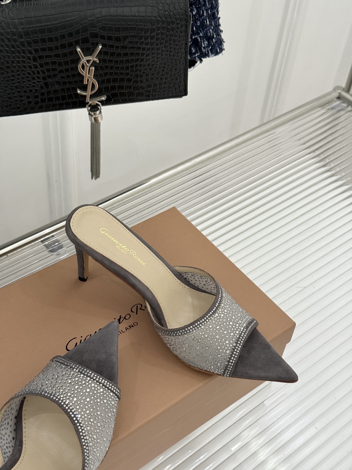 Gianvito Rossi26WF新品网纱水钻尖头高跟拖鞋 GR将意式优雅注入每一处细节这款网纱水钻尖