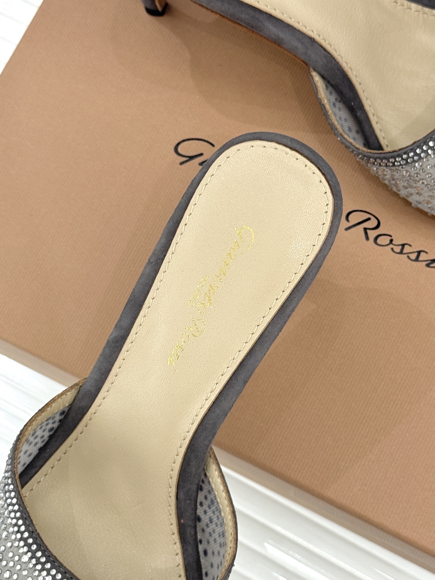 Gianvito Rossi26WF新品网纱水钻尖头高跟拖鞋 GR将意式优雅注入每一处细节这款网纱水钻尖