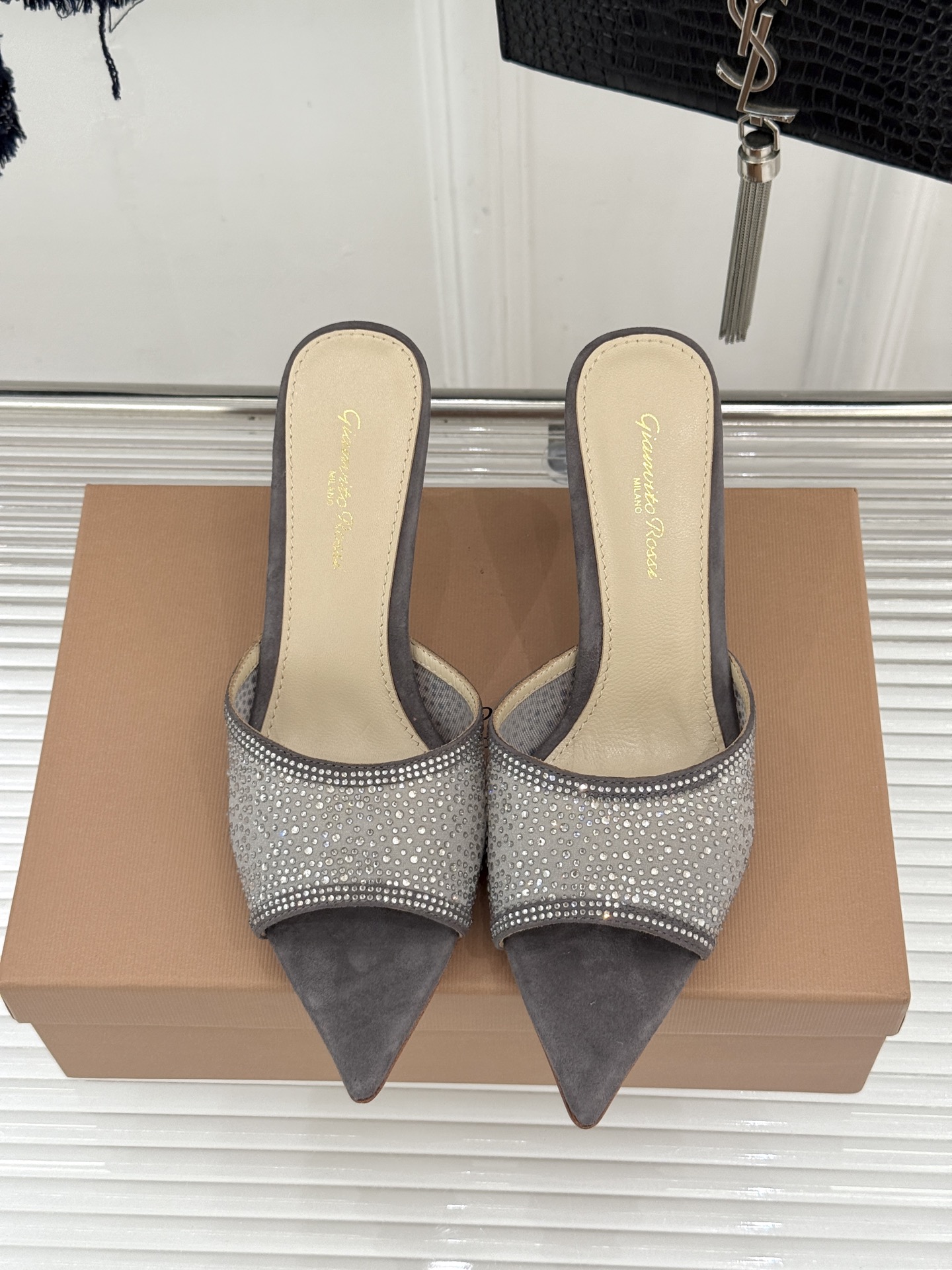 Gianvito Rossi26WF新品网纱水钻尖头高跟拖鞋 GR将意式优雅注入每一处细节这款网纱水钻尖