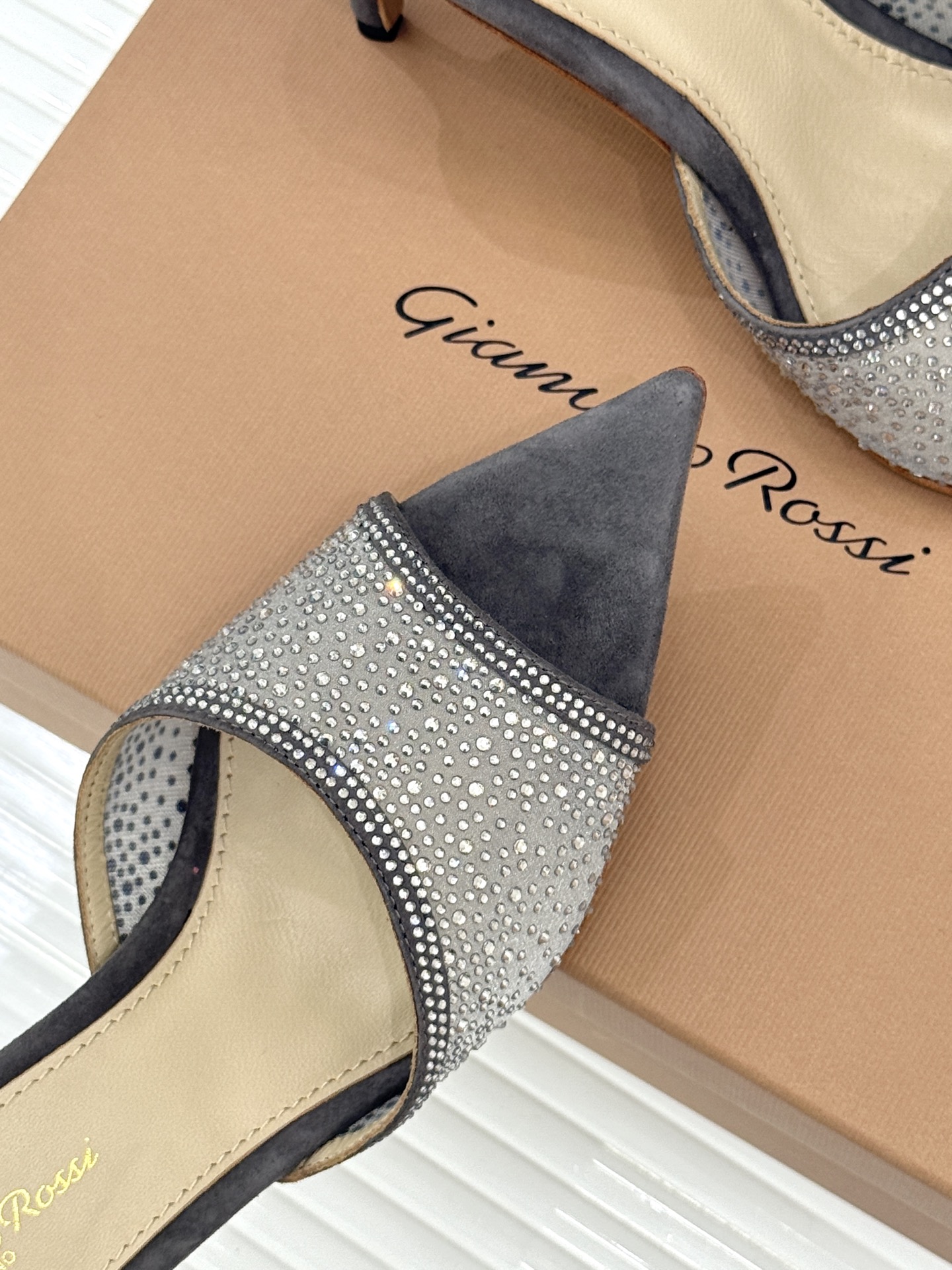 Gianvito Rossi26WF新品网纱水钻尖头高跟拖鞋 GR将意式优雅注入每一处细节这款网纱水钻尖