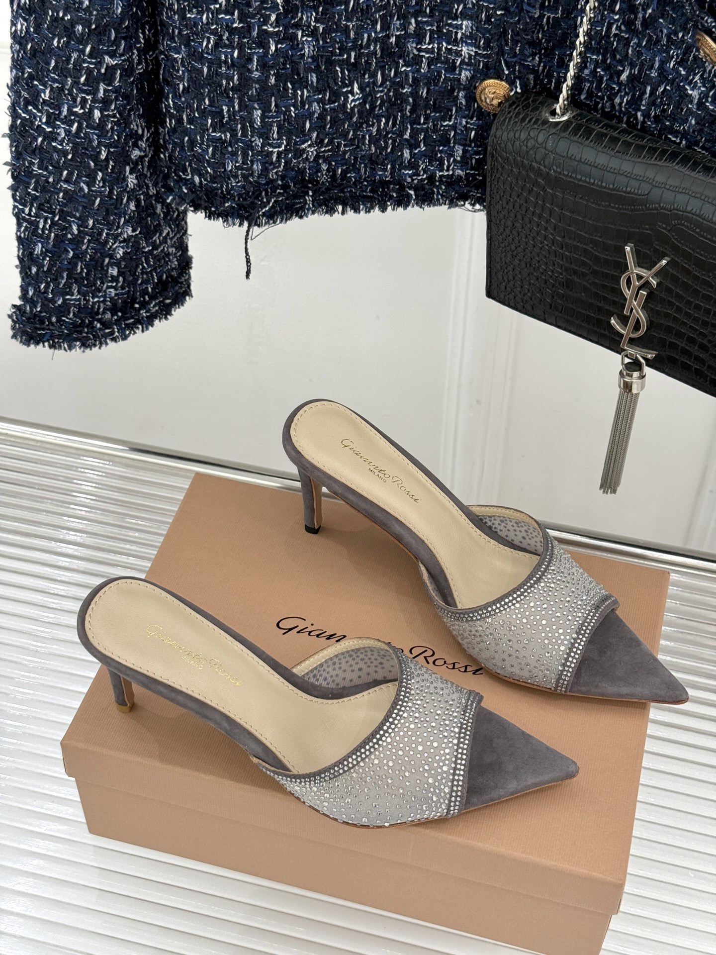 Gianvito Rossi26WF新品网纱水钻尖头高跟拖鞋 GR将意式优雅注入每一处细节这款网纱水钻尖