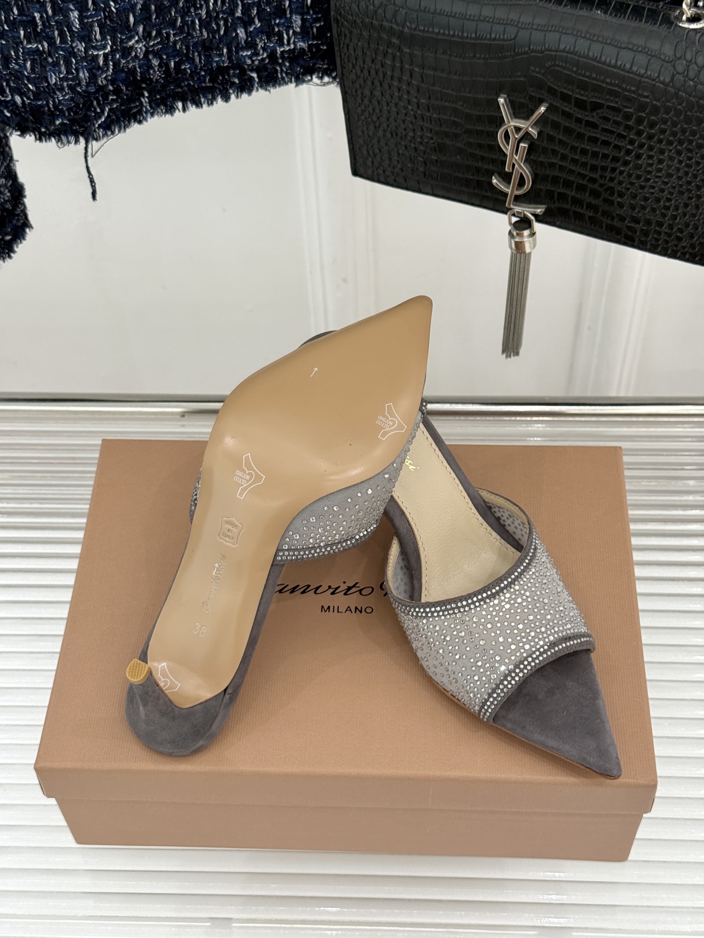 Gianvito Rossi26WF新品网纱水钻尖头高跟拖鞋 GR将意式优雅注入每一处细节这款网纱水钻尖