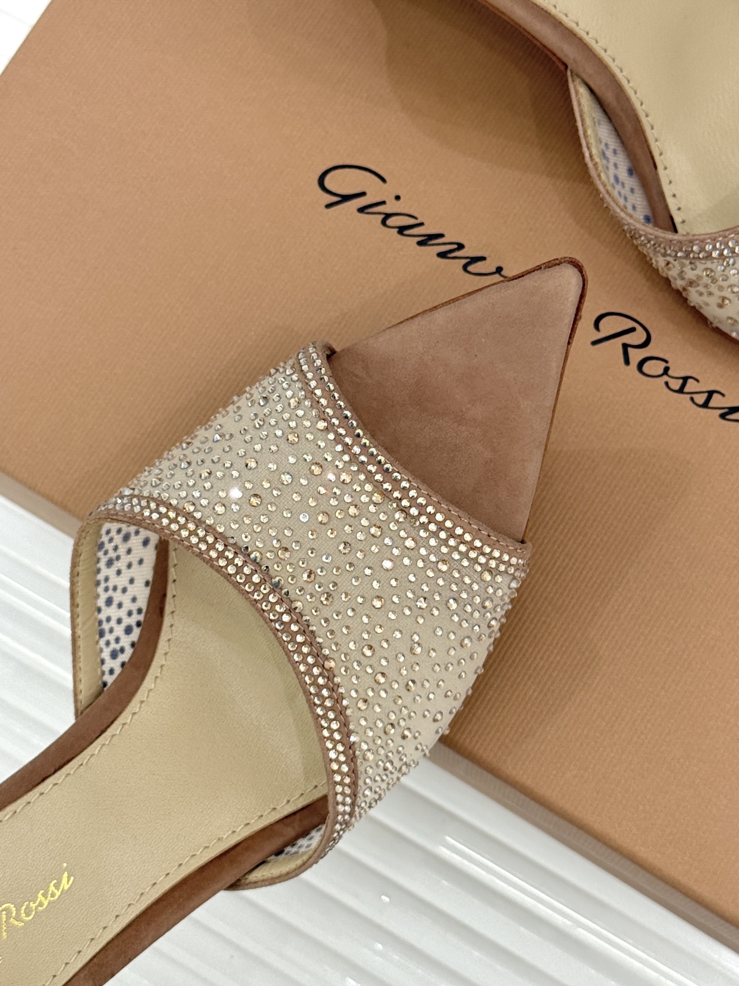 Gianvito Rossi26WF新品网纱水钻尖头高跟拖鞋 GR将意式优雅注入每一处细节这款网纱水钻尖