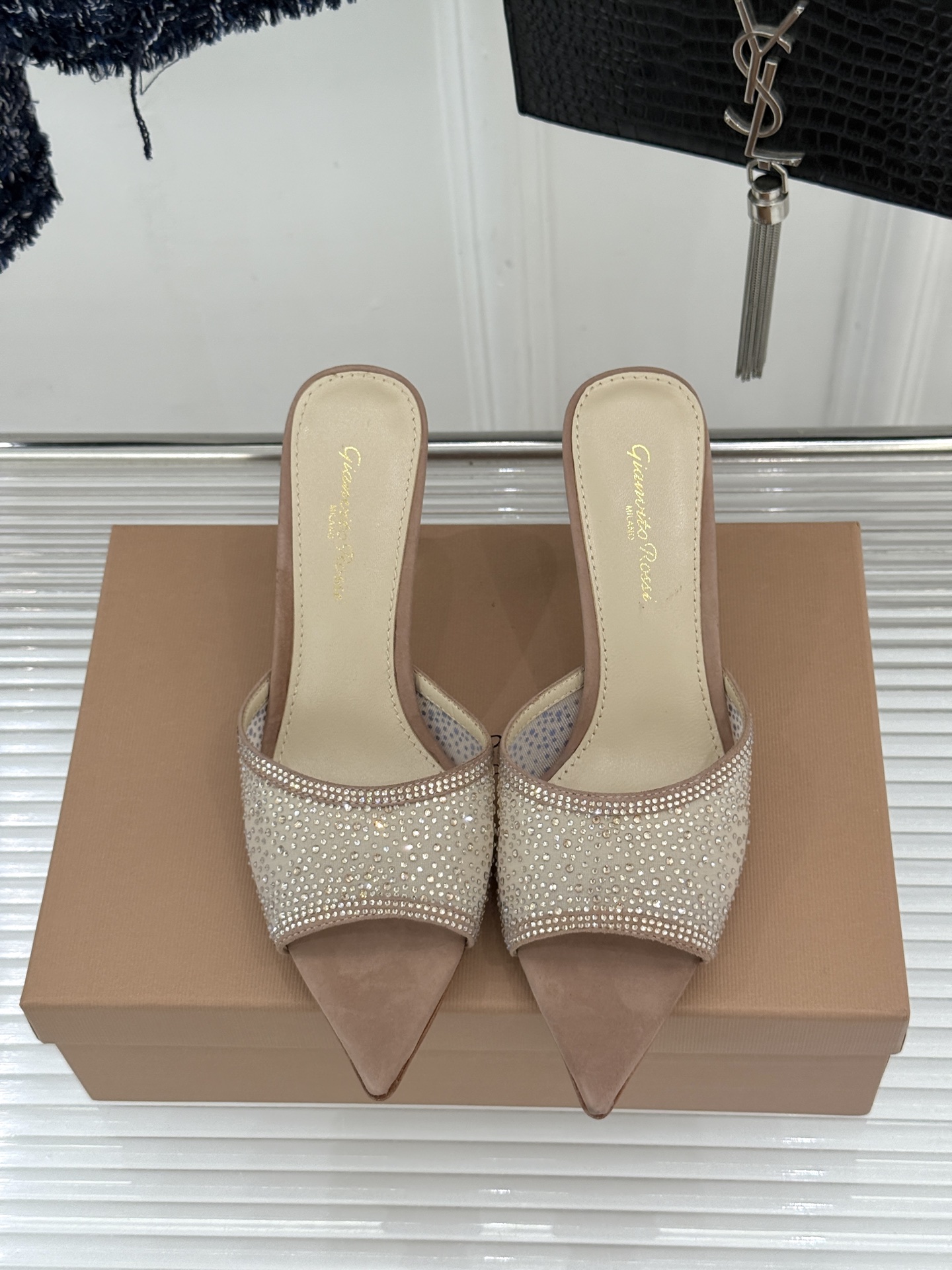 Gianvito Rossi26WF新品网纱水钻尖头高跟拖鞋 GR将意式优雅注入每一处细节这款网纱水钻尖