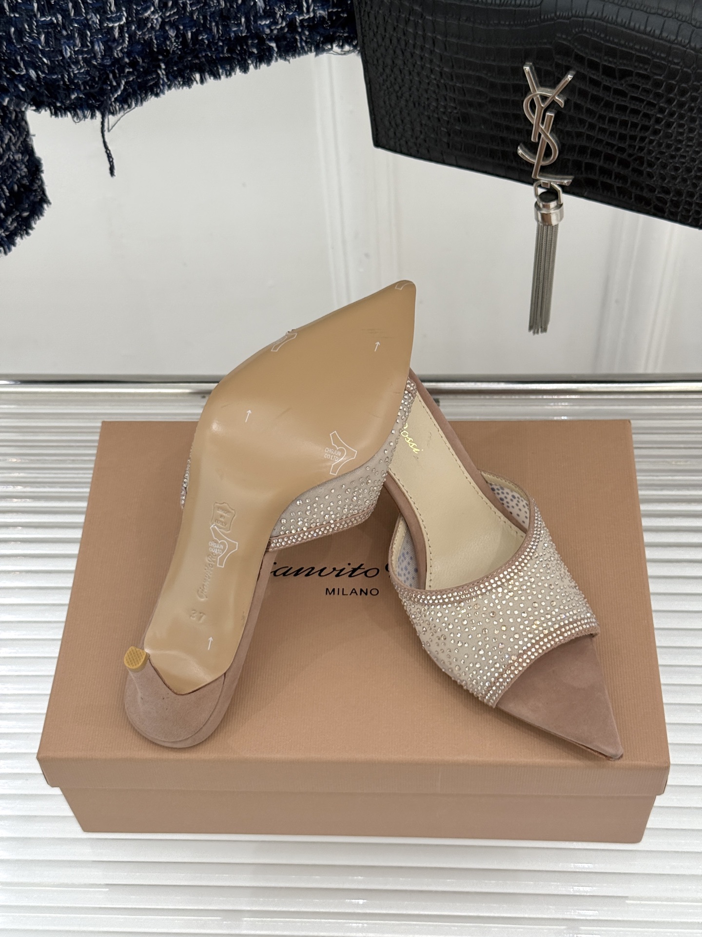 Gianvito Rossi26WF新品网纱水钻尖头高跟拖鞋 GR将意式优雅注入每一处细节这款网纱水钻尖