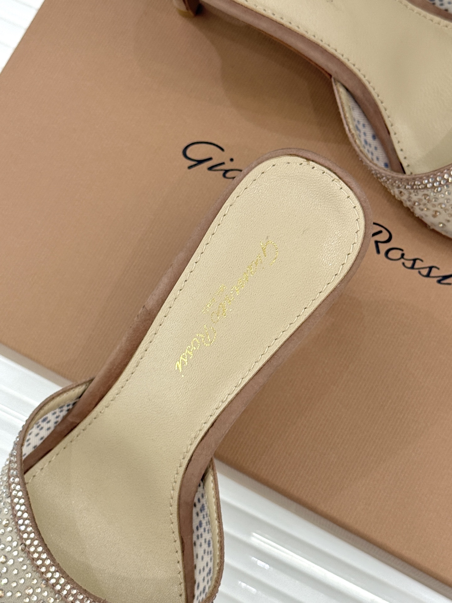 Gianvito Rossi26WF新品网纱水钻尖头高跟拖鞋 GR将意式优雅注入每一处细节这款网纱水钻尖