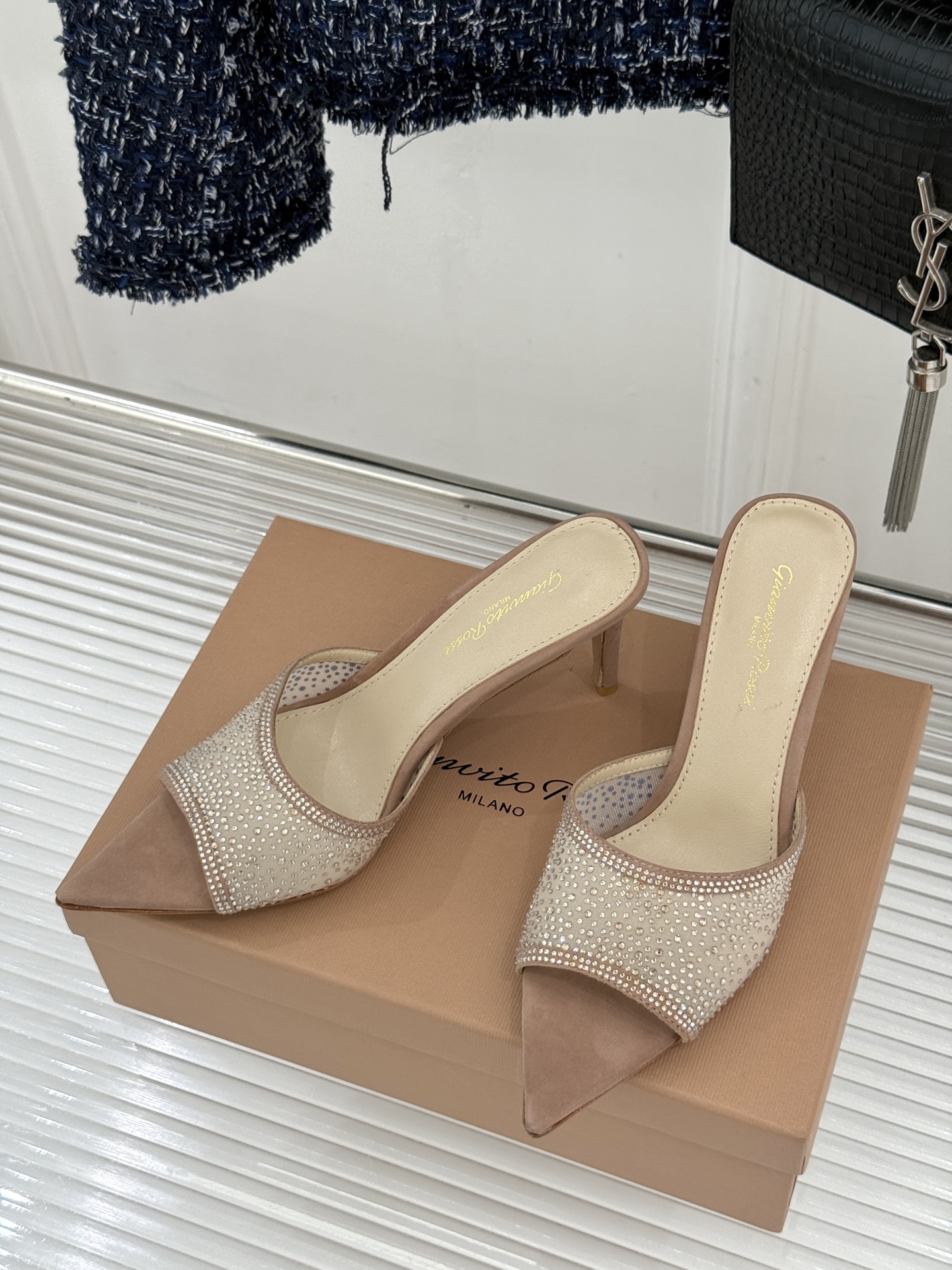 Gianvito Rossi26WF新品网纱水钻尖头高跟拖鞋 GR将意式优雅注入每一处细节这款网纱水钻尖