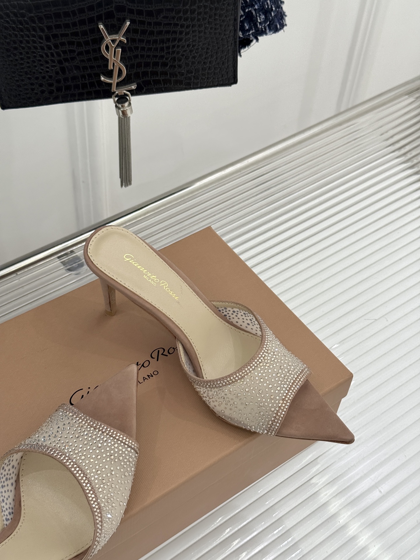 Gianvito Rossi26WF新品网纱水钻尖头高跟拖鞋 GR将意式优雅注入每一处细节这款网纱水钻尖