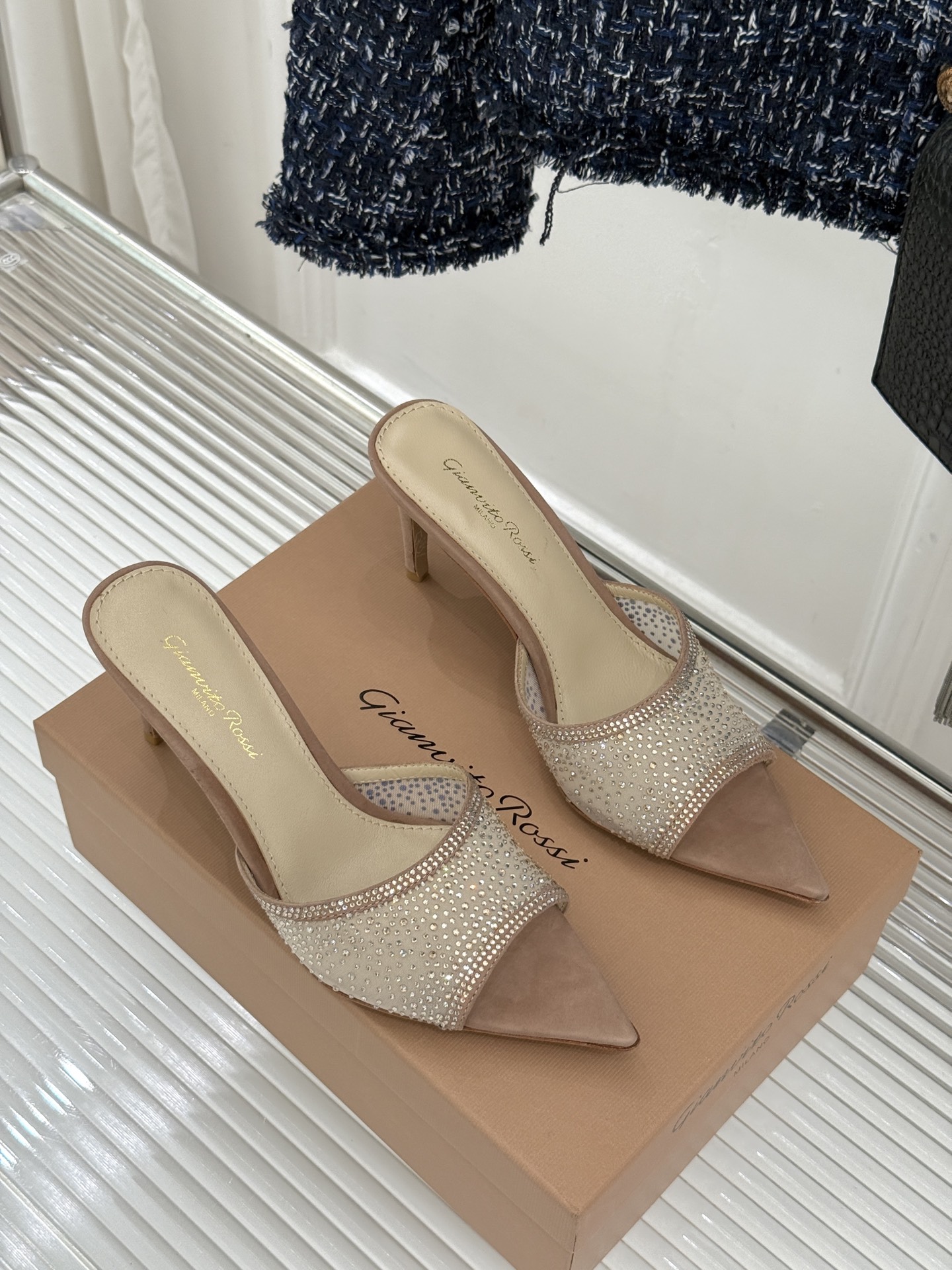 Gianvito Rossi26WF新品网纱水钻尖头高跟拖鞋 GR将意式优雅注入每一处细节这款网纱水钻尖