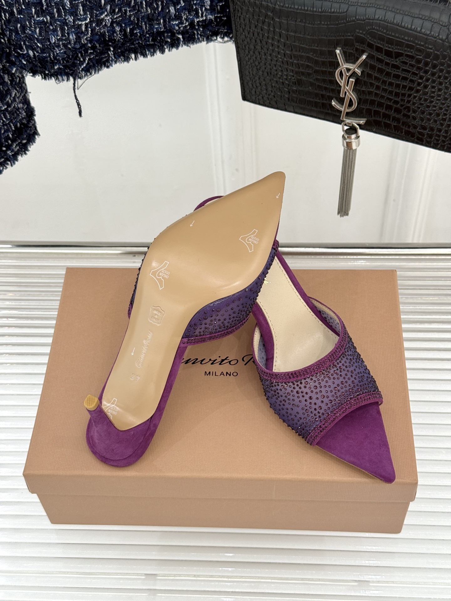 Gianvito Rossi26WF新品网纱水钻尖头高跟拖鞋 GR将意式优雅注入每一处细节这款网纱水钻尖