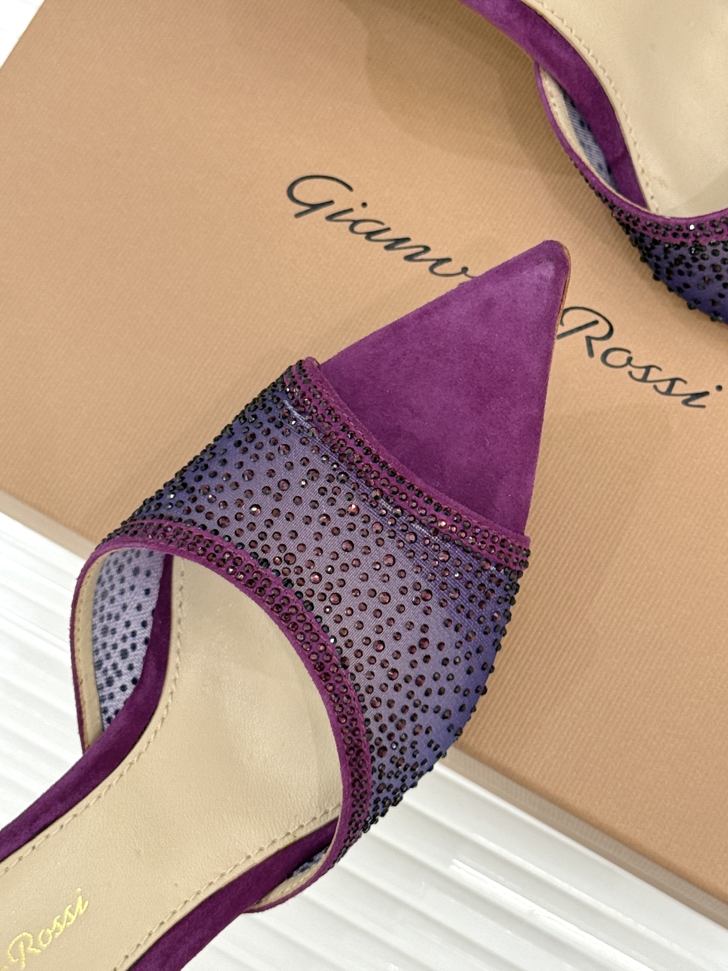Gianvito Rossi26WF新品网纱水钻尖头高跟拖鞋 GR将意式优雅注入每一处细节这款网纱水钻尖