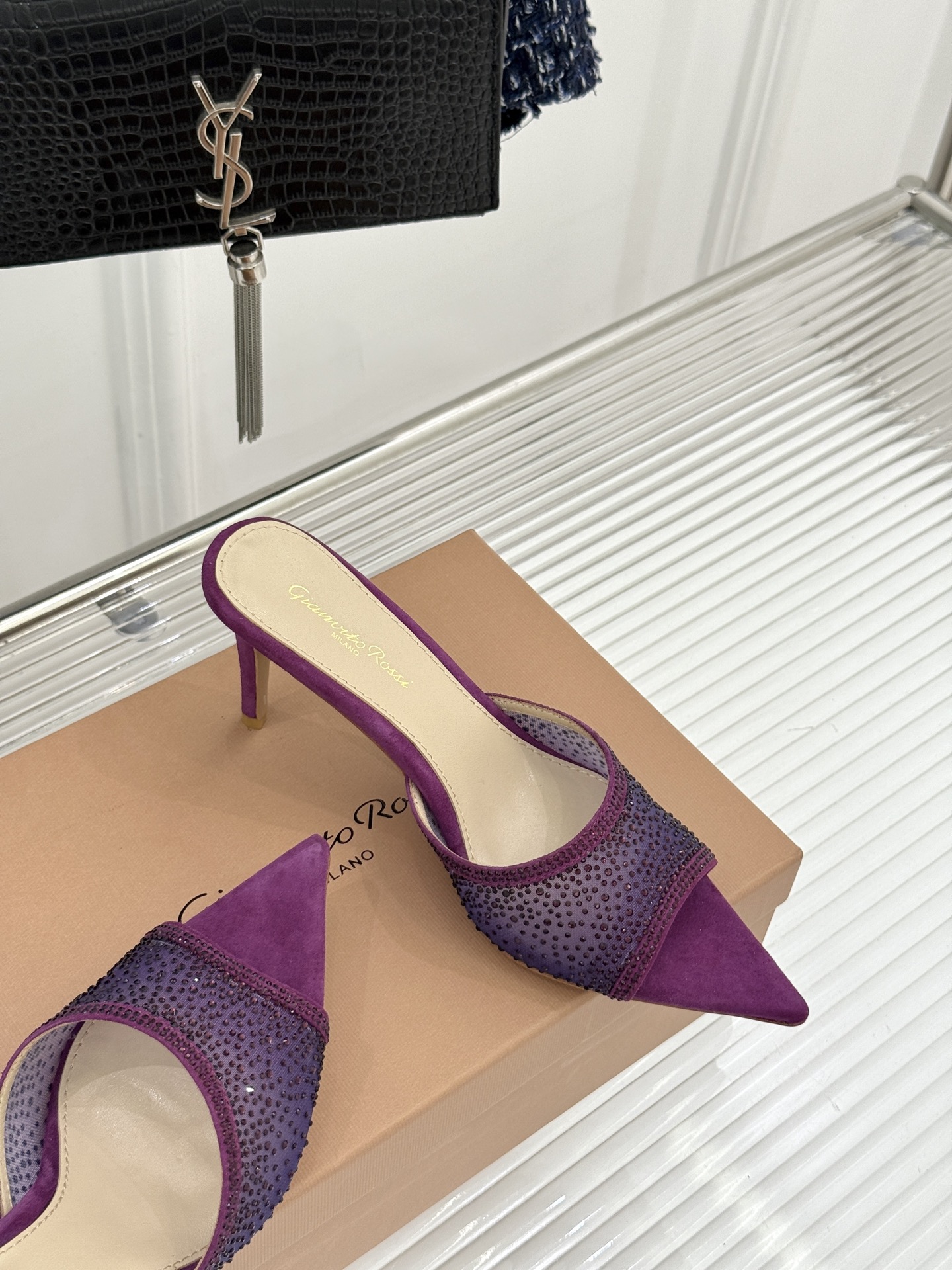 Gianvito Rossi26WF新品网纱水钻尖头高跟拖鞋 GR将意式优雅注入每一处细节这款网纱水钻尖