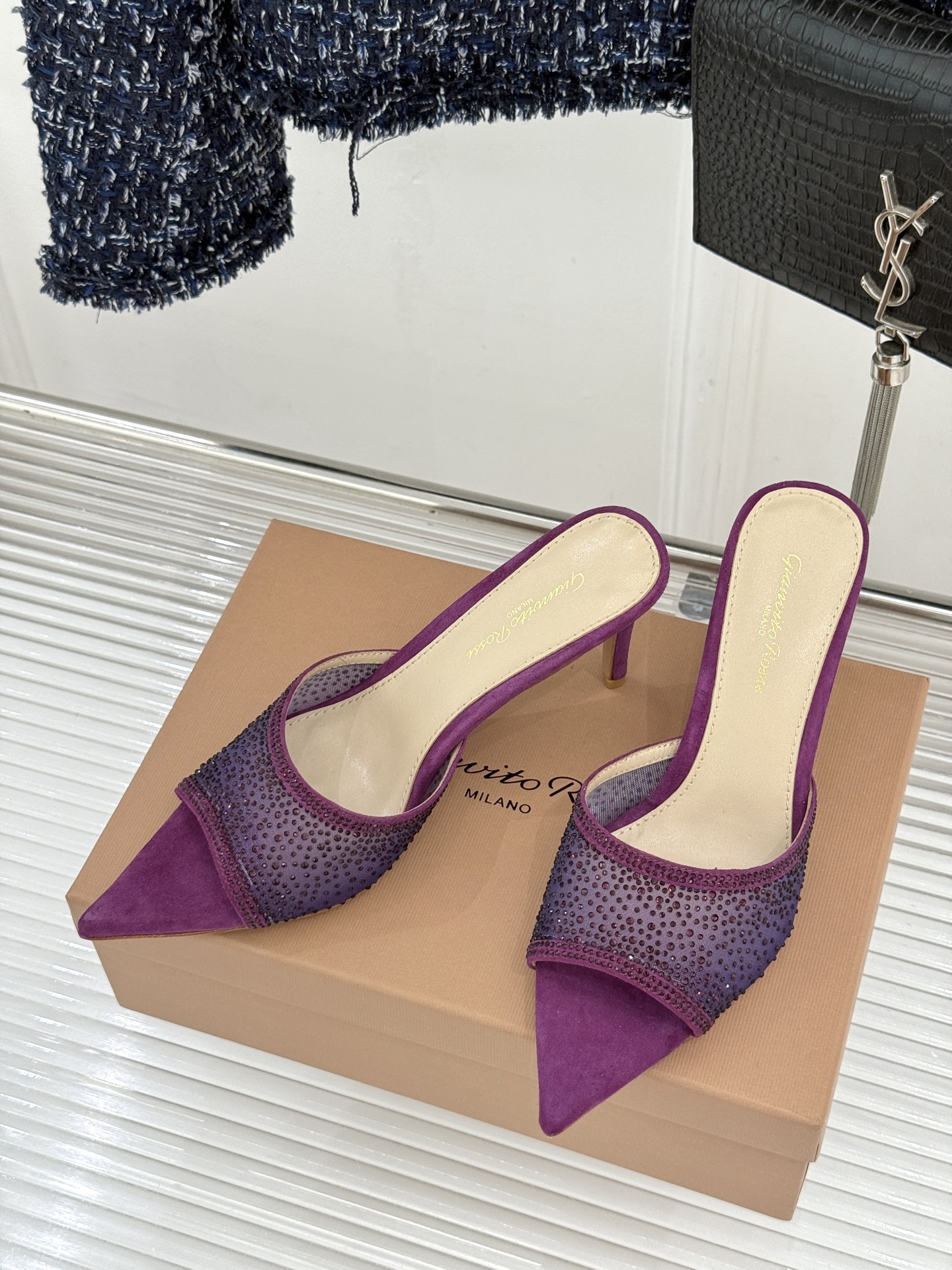 Gianvito Rossi26WF新品网纱水钻尖头高跟拖鞋 GR将意式优雅注入每一处细节这款网纱水钻尖