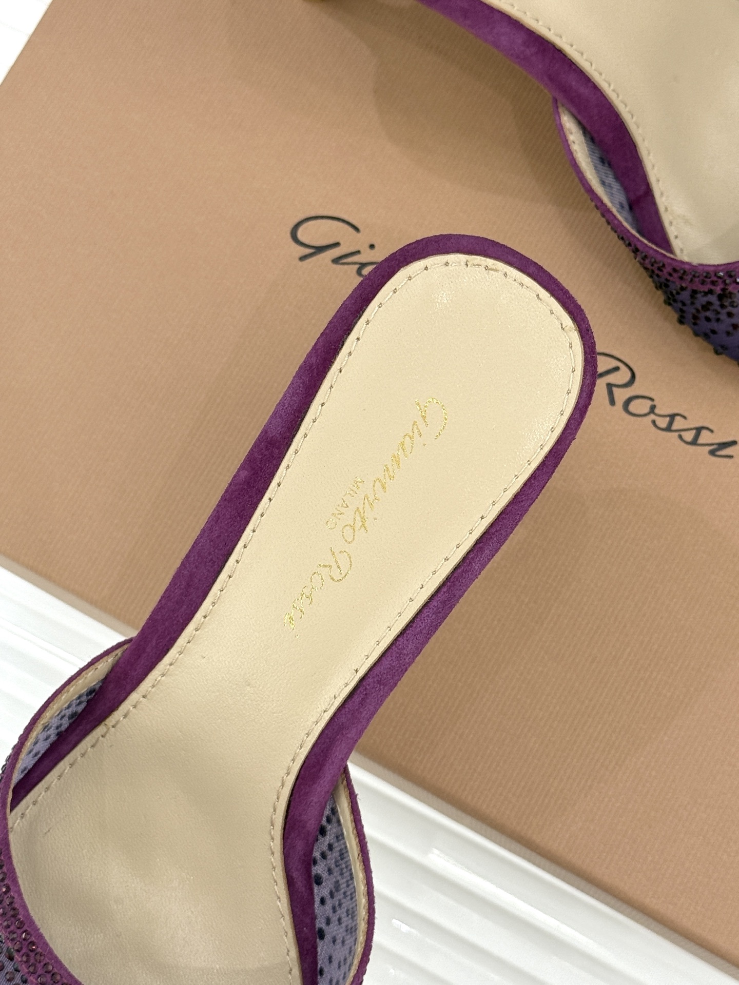 Gianvito Rossi26WF新品网纱水钻尖头高跟拖鞋 GR将意式优雅注入每一处细节这款网纱水钻尖